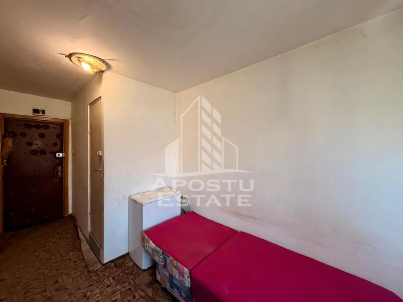 Apartament cu 1 camera de inchiriat, zona Aradului, Timisoara - Agentia imobiliara APOSTU ESTATE va propune spre inchiriere un apartament cu 1 camera, situat in zona Aradului, intr-o zona linistita si bine pozitionata din Timisoara, potrivit pentru cupluri sau persoane singure care isi doresc o locuinta unde sa se simta confortabil si cu acces facil catre scoli, facultati, statii de autobuz si magazine.

Suprafata utila: 18 mp
Compartimentare eficienta:
- Hol de acces
- Bucatarie mobilata
- Baie prevazuta cu cabina de dus si ventilatie artificiala
- Camera cu canapea extensibila

Confort si facilitati:
- Incalzire apartament: ventiloconvectoare
- Pet friendly
- Apartamentul este complet mobilat si utilat de catre proprietar

Localizare: Zona Aradului, in apropiere de magazinul Lidl, Facultatea de Agronomie si mijloace de transport in comun

Ideal pentru:
- Cupluri
- Studenti
- Persoane singure

Pret chirie: 160€
Programeaza o vizionare pentru a-ti putea imagina viitorul aici!
ID intern: CP2689527