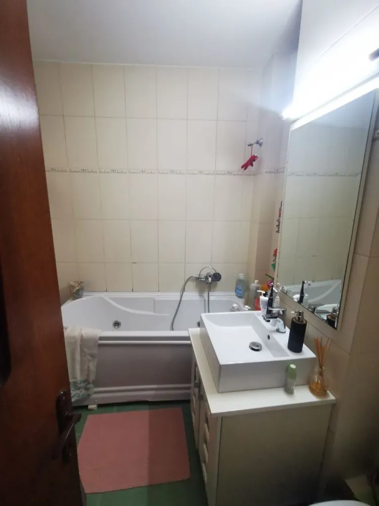 De vanzare apartament cu 3 camere, 91 mp - T-uri, str. Tecuci - Descoperă un apartament spațios și bine compartimentat, situat într-un imobil modern construit în anul 2008, în zona Ultimul Leu – Bloc Vega, una dintre cele mai apreciate și accesibile zone ale orașului. 

Cu o suprafață generoasă de 91 mp și vedere bilaterală, proprietatea oferă confort, lumină naturală și o compartimentare practică, fiind ideală atât pentru o familie, cât și pentru investiție. 
Apartamentul este amplasat la etajul 8 din 10 și beneficiază de intimitate, priveliște deschisă și acces facil.
Compartimentare și dotări:
- Living spațios și luminos
- 2 dormitoare confortabile
- 2 grupuri sanitare
- 2 balcoane
- Boxă la subsol pentru depozitare
- Centrală termică proprie
- Ferestre termopan
- Se vinde complet mobilat.

Imobilul dispune de finisaje medii, este bine întreținut și reprezintă o alegere excelentă pentru cei care își doresc o locuință într-o zonă cu acces rapid către toate punctele de interes.
În imediata apropiere se află marketuri, Faleza Dunării , mijloace de transport și alte facilități importante pentru un stil de viață confortabil și practic.

Preț :145000 Euro
Pentru detalii si programare vizionare 0746.252.252 Liliana Ene, Agentia Mag Invest Galati.
