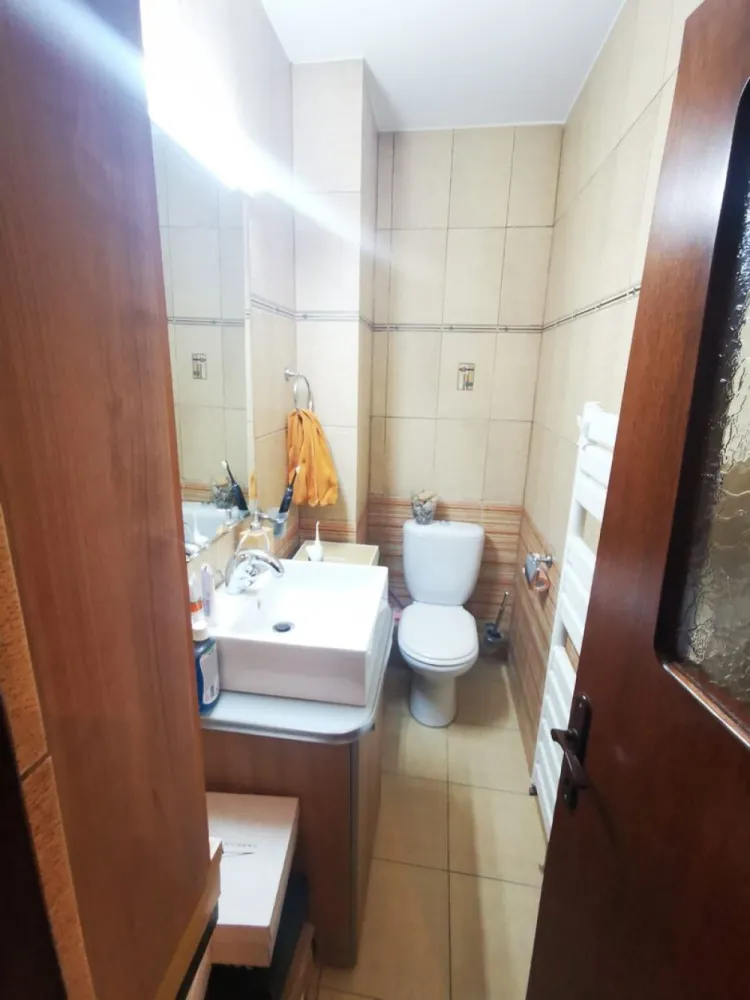 De vanzare apartament cu 3 camere, 91 mp - T-uri, str. Tecuci - Descoperă un apartament spațios și bine compartimentat, situat într-un imobil modern construit în anul 2008, în zona Ultimul Leu – Bloc Vega, una dintre cele mai apreciate și accesibile zone ale orașului. 

Cu o suprafață generoasă de 91 mp și vedere bilaterală, proprietatea oferă confort, lumină naturală și o compartimentare practică, fiind ideală atât pentru o familie, cât și pentru investiție. 
Apartamentul este amplasat la etajul 8 din 10 și beneficiază de intimitate, priveliște deschisă și acces facil.
Compartimentare și dotări:
- Living spațios și luminos
- 2 dormitoare confortabile
- 2 grupuri sanitare
- 2 balcoane
- Boxă la subsol pentru depozitare
- Centrală termică proprie
- Ferestre termopan
- Se vinde complet mobilat.

Imobilul dispune de finisaje medii, este bine întreținut și reprezintă o alegere excelentă pentru cei care își doresc o locuință într-o zonă cu acces rapid către toate punctele de interes.
În imediata apropiere se află marketuri, Faleza Dunării , mijloace de transport și alte facilități importante pentru un stil de viață confortabil și practic.

Preț :145000 Euro
Pentru detalii si programare vizionare 0746.252.252 Liliana Ene, Agentia Mag Invest Galati.