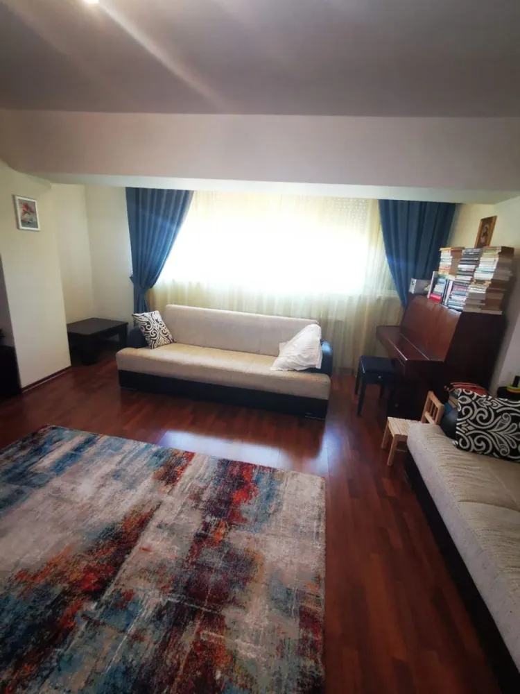 De vanzare apartament cu 3 camere, 91 mp - T-uri, str. Tecuci - Descoperă un apartament spațios și bine compartimentat, situat într-un imobil modern construit în anul 2008, în zona Ultimul Leu – Bloc Vega, una dintre cele mai apreciate și accesibile zone ale orașului. 

Cu o suprafață generoasă de 91 mp și vedere bilaterală, proprietatea oferă confort, lumină naturală și o compartimentare practică, fiind ideală atât pentru o familie, cât și pentru investiție. 
Apartamentul este amplasat la etajul 8 din 10 și beneficiază de intimitate, priveliște deschisă și acces facil.
Compartimentare și dotări:
- Living spațios și luminos
- 2 dormitoare confortabile
- 2 grupuri sanitare
- 2 balcoane
- Boxă la subsol pentru depozitare
- Centrală termică proprie
- Ferestre termopan
- Se vinde complet mobilat.

Imobilul dispune de finisaje medii, este bine întreținut și reprezintă o alegere excelentă pentru cei care își doresc o locuință într-o zonă cu acces rapid către toate punctele de interes.
În imediata apropiere se află marketuri, Faleza Dunării , mijloace de transport și alte facilități importante pentru un stil de viață confortabil și practic.

Preț :145000 Euro
Pentru detalii si programare vizionare 0746.252.252 Liliana Ene, Agentia Mag Invest Galati.