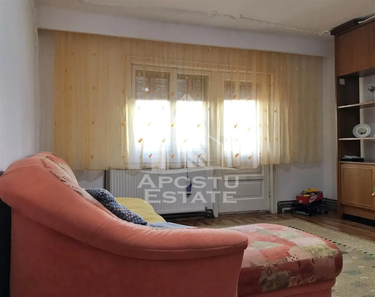 Apartament 3 camere,de vanzare, zona Girocului, Timisoara - APOSTU ESTATE va ofera spre vanzare un apartament cu 3 camere si 2 bai, 2 balcoane, decomandat situat in Timisoara, judetul Timis, Calea Girocului.

Imobilul se intinde pe o suprafata utila de 66 mp se pozitioneaza la etajul 4/4 si este compartimentat astfel:

- hol acces

- bucatarie inchisa

- living spatios cu balcon inchis

- dormitor 1

- dormitor 2+balcon inchis (folosit momentan ca spatiu de depozitare)

- baie cu cada

- baie cu dus

Confortul termic este realizat cu ajutorul centralei termice incalzirea fiind distribuita prin calorifere.

Puncte de interes: Liceul Teoretic Special Iris Scoala generala nr. 25 supermarket piata restaurante.

Detalii tehnice:

- aer conditionat

- centrala proprie

- tamplarie PVC

- centrala proprie

- gresie faianta parchet masiv parchet laminat

- balcon inchis cu PVC

- usa exterior metal

- usi interior lemn

Apartamentul se vinde partial mobilat.

Pentru mai multe detalii nu ezitati sa ne contactati!
Acceptam orice fel de credit bancar. Oferim consultanta si solutii financiare prin colaboratorii nostri pentru a obtine cel mai avantajos credit Ipotecar sau Noua Casa.

Va asteptam cu drag la o vizionare!
CP3121310