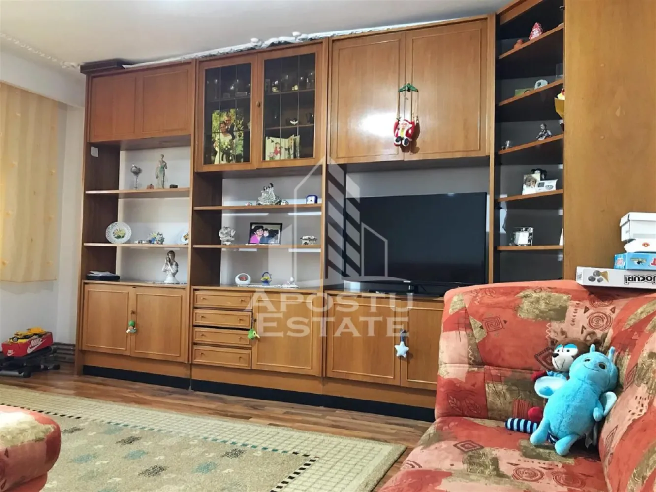 Apartament 3 camere,de vanzare, zona Girocului, Timisoara - APOSTU ESTATE va ofera spre vanzare un apartament cu 3 camere si 2 bai, 2 balcoane, decomandat situat in Timisoara, judetul Timis, Calea Girocului.

Imobilul se intinde pe o suprafata utila de 66 mp se pozitioneaza la etajul 4/4 si este compartimentat astfel:

- hol acces

- bucatarie inchisa

- living spatios cu balcon inchis

- dormitor 1

- dormitor 2+balcon inchis (folosit momentan ca spatiu de depozitare)

- baie cu cada

- baie cu dus

Confortul termic este realizat cu ajutorul centralei termice incalzirea fiind distribuita prin calorifere.

Puncte de interes: Liceul Teoretic Special Iris Scoala generala nr. 25 supermarket piata restaurante.

Detalii tehnice:

- aer conditionat

- centrala proprie

- tamplarie PVC

- centrala proprie

- gresie faianta parchet masiv parchet laminat

- balcon inchis cu PVC

- usa exterior metal

- usi interior lemn

Apartamentul se vinde partial mobilat.

Pentru mai multe detalii nu ezitati sa ne contactati!
Acceptam orice fel de credit bancar. Oferim consultanta si solutii financiare prin colaboratorii nostri pentru a obtine cel mai avantajos credit Ipotecar sau Noua Casa.

Va asteptam cu drag la o vizionare!
CP3121310