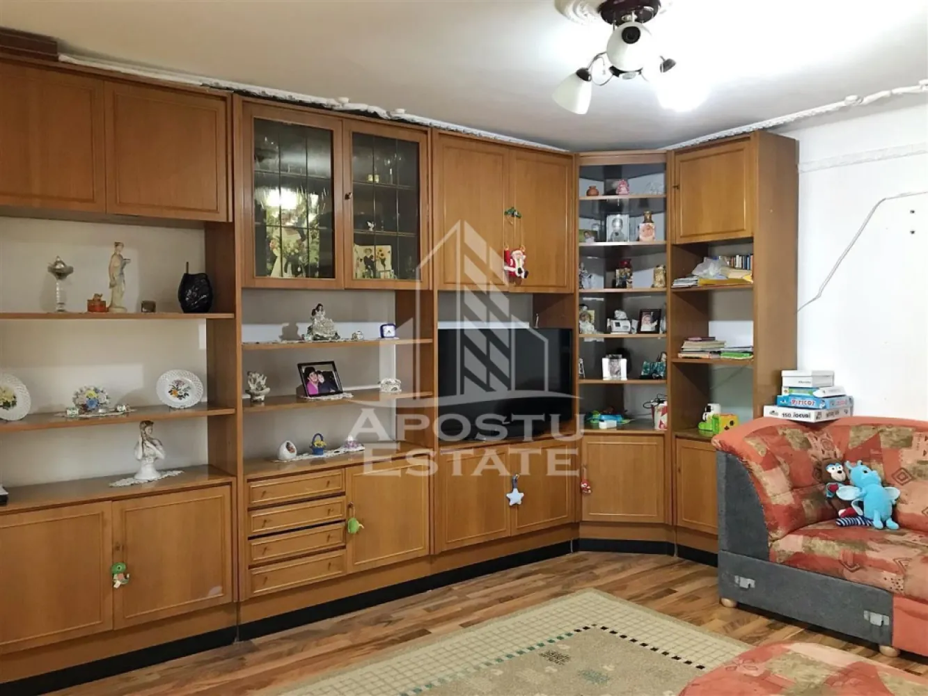 Apartament 3 camere,de vanzare, zona Girocului, Timisoara - APOSTU ESTATE va ofera spre vanzare un apartament cu 3 camere si 2 bai, 2 balcoane, decomandat situat in Timisoara, judetul Timis, Calea Girocului.

Imobilul se intinde pe o suprafata utila de 66 mp se pozitioneaza la etajul 4/4 si este compartimentat astfel:

- hol acces

- bucatarie inchisa

- living spatios cu balcon inchis

- dormitor 1

- dormitor 2+balcon inchis (folosit momentan ca spatiu de depozitare)

- baie cu cada

- baie cu dus

Confortul termic este realizat cu ajutorul centralei termice incalzirea fiind distribuita prin calorifere.

Puncte de interes: Liceul Teoretic Special Iris Scoala generala nr. 25 supermarket piata restaurante.

Detalii tehnice:

- aer conditionat

- centrala proprie

- tamplarie PVC

- centrala proprie

- gresie faianta parchet masiv parchet laminat

- balcon inchis cu PVC

- usa exterior metal

- usi interior lemn

Apartamentul se vinde partial mobilat.

Pentru mai multe detalii nu ezitati sa ne contactati!
Acceptam orice fel de credit bancar. Oferim consultanta si solutii financiare prin colaboratorii nostri pentru a obtine cel mai avantajos credit Ipotecar sau Noua Casa.

Va asteptam cu drag la o vizionare!
CP3121310