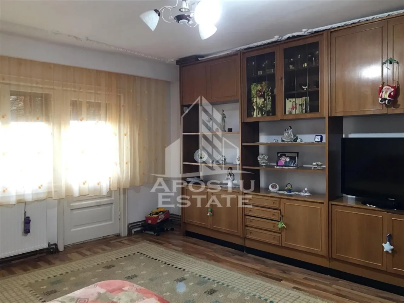 Apartament 3 camere,de vanzare, zona Girocului, Timisoara - APOSTU ESTATE va ofera spre vanzare un apartament cu 3 camere si 2 bai, 2 balcoane, decomandat situat in Timisoara, judetul Timis, Calea Girocului.

Imobilul se intinde pe o suprafata utila de 66 mp se pozitioneaza la etajul 4/4 si este compartimentat astfel:

- hol acces

- bucatarie inchisa

- living spatios cu balcon inchis

- dormitor 1

- dormitor 2+balcon inchis (folosit momentan ca spatiu de depozitare)

- baie cu cada

- baie cu dus

Confortul termic este realizat cu ajutorul centralei termice incalzirea fiind distribuita prin calorifere.

Puncte de interes: Liceul Teoretic Special Iris Scoala generala nr. 25 supermarket piata restaurante.

Detalii tehnice:

- aer conditionat

- centrala proprie

- tamplarie PVC

- centrala proprie

- gresie faianta parchet masiv parchet laminat

- balcon inchis cu PVC

- usa exterior metal

- usi interior lemn

Apartamentul se vinde partial mobilat.

Pentru mai multe detalii nu ezitati sa ne contactati!
Acceptam orice fel de credit bancar. Oferim consultanta si solutii financiare prin colaboratorii nostri pentru a obtine cel mai avantajos credit Ipotecar sau Noua Casa.

Va asteptam cu drag la o vizionare!
CP3121310
