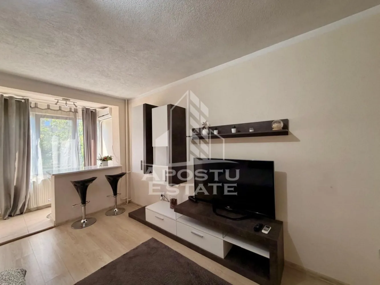 Apartament cu 1 camera de inchiriat, zona Circumvalatiunii, Timisoara - Agentia imobiliara APOSTU ESTATE va propune spre inchiriere un apartament cu 1 camera spatios si luminos, situat in zona Circumvalatiunii, intr-o zona linistita si bine pozitionata din Timisoara, potrivit pentru persoane singure, cupluri sau studenti care isi doresc o locuinta unde sa se simta confortabil si cu acces facil catre scoli, facultati, statii de autobuz si magazine.

Suprafata utila: 32 mp
Compartimentare eficienta:
- Hol de acces
- Bucatarie inchisa, complet mobilata si utilata
- Baie prevazuta cu cabina de dus si ventilatie artificiala

Confort si facilitati:
- Incalzire apartament: termoficare
- Camera cu pat matrimonial
- Aer conditionat
- Smart TV
- Apartamentul este complet mobilat si utilat de catre proprietar

Localizare: zona Circumvalatiunii, in apropiere de Iulius mall, Kaufland si mijloace de transport in comun.

Ideal pentru:
- Cupluri
- Persoane singure
- Studenti

Pret chirie: 350€
Programeaza o vizionare pentru a-ti putea imagina viitorul aici!
ID intern: CP3121496