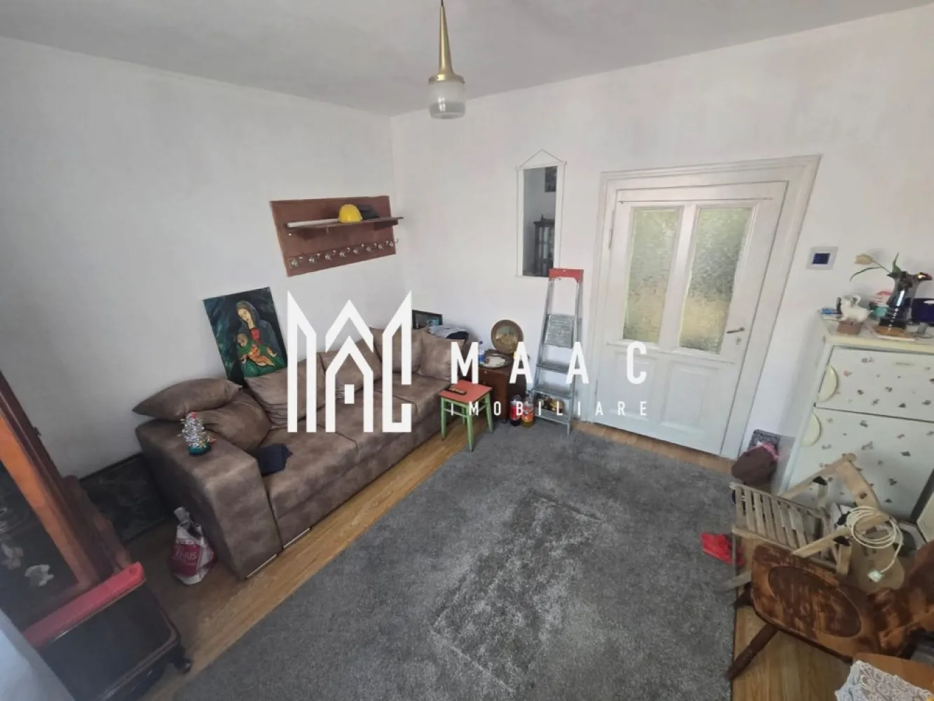 Apartament la casa | 2 camere | 59 MP | Pivnita | Centru - MAAC Imobiliare vă propune spre vânzare un apartament la casă, situat într-o zonă excelentă, la doar câteva minute de mers pe jos de centrul orașului. Proprietatea beneficiază de o poziționare avantajoasă, cu acces rapid către puncte de interes urbane, fiind potrivită atât pentru locuire, cât și pentru investiție.

Imobilul este compus din 2 camere și dispune de spații suplimentare pentru depozitare, respectiv pivniță și magazie, elemente care adaugă un plus de funcționalitate locuinței.

Caracteristici principale:
-Apartament la casă
-2 camere
-Pivniță proprie
-Magazie pentru depozitare
-Curte comună în partea din spate
-Curte frontală cu acces pietonal pentru vecini

Apartamentul este dotat cu centrală termică proprie, nouă, asigurând confort termic constant și eficiență energetică ridicată.

Datorită amplasării foarte bune, aproape de centrul orașului, proprietatea reprezintă o oportunitate atractivă atât pentru locuință personală, cât și pentru investiție imobiliară.

Pentru mai multe detalii sau pentru programarea unei vizionări, vă rugăm să menționați telefonic că ați văzut anunțul cu numărul de CP: CP2886420.