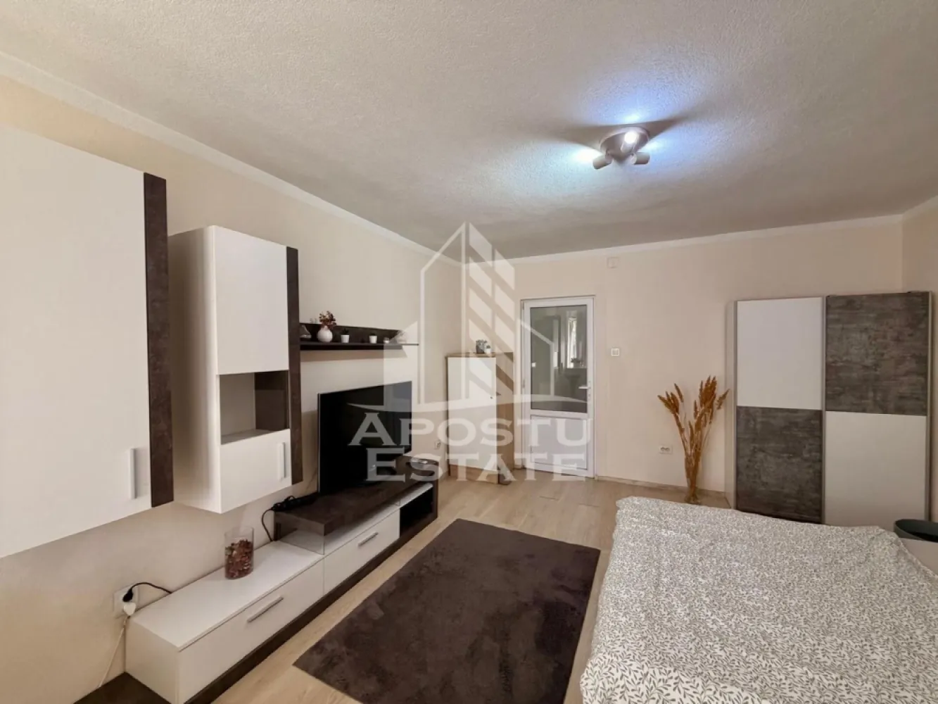 Apartament cu 1 camera de inchiriat, zona Circumvalatiunii, Timisoara - Agentia imobiliara APOSTU ESTATE va propune spre inchiriere un apartament cu 1 camera spatios si luminos, situat in zona Circumvalatiunii, intr-o zona linistita si bine pozitionata din Timisoara, potrivit pentru persoane singure, cupluri sau studenti care isi doresc o locuinta unde sa se simta confortabil si cu acces facil catre scoli, facultati, statii de autobuz si magazine.

Suprafata utila: 32 mp
Compartimentare eficienta:
- Hol de acces
- Bucatarie inchisa, complet mobilata si utilata
- Baie prevazuta cu cabina de dus si ventilatie artificiala

Confort si facilitati:
- Incalzire apartament: termoficare
- Camera cu pat matrimonial
- Aer conditionat
- Smart TV
- Apartamentul este complet mobilat si utilat de catre proprietar

Localizare: zona Circumvalatiunii, in apropiere de Iulius mall, Kaufland si mijloace de transport in comun.

Ideal pentru:
- Cupluri
- Persoane singure
- Studenti

Pret chirie: 350€
Programeaza o vizionare pentru a-ti putea imagina viitorul aici!
ID intern: CP3121496
