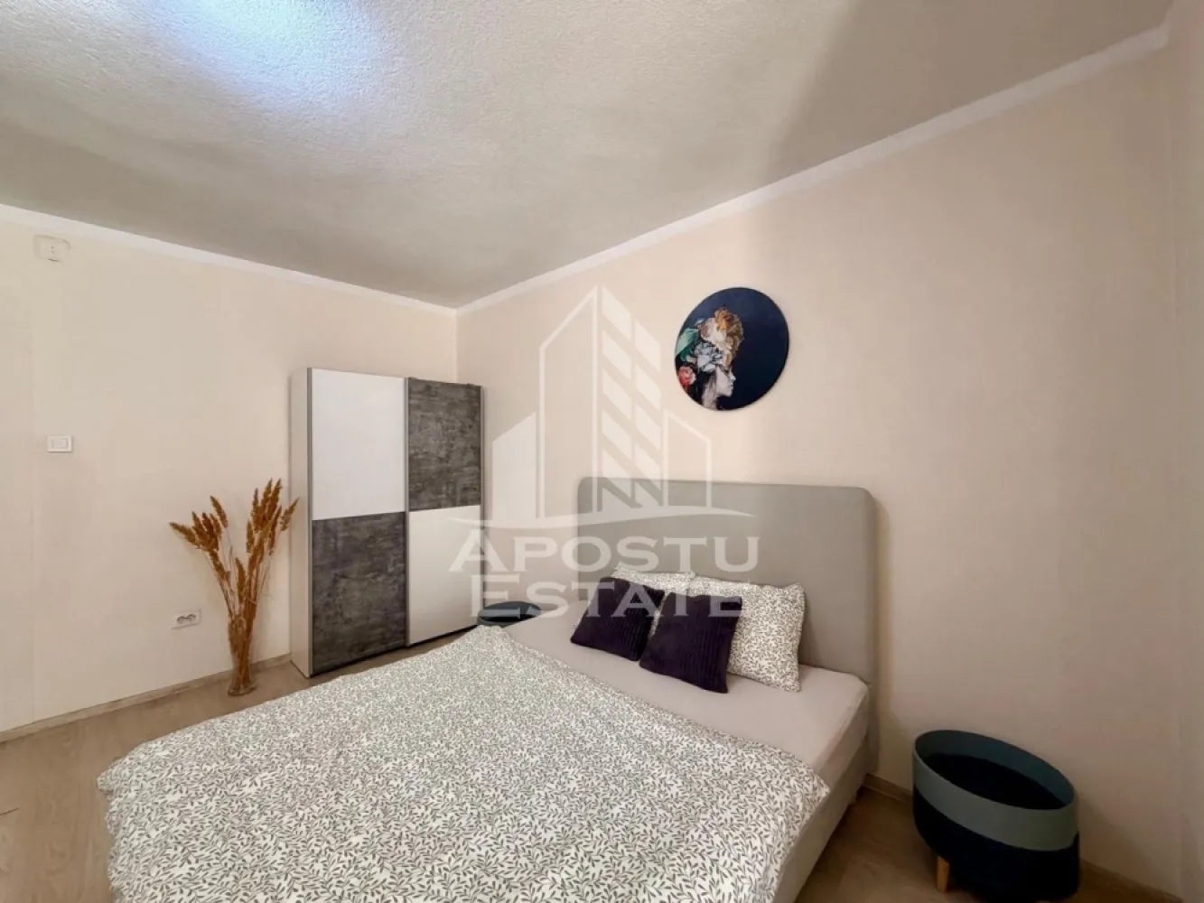 Apartament cu 1 camera de inchiriat, zona Circumvalatiunii, Timisoara - Agentia imobiliara APOSTU ESTATE va propune spre inchiriere un apartament cu 1 camera spatios si luminos, situat in zona Circumvalatiunii, intr-o zona linistita si bine pozitionata din Timisoara, potrivit pentru persoane singure, cupluri sau studenti care isi doresc o locuinta unde sa se simta confortabil si cu acces facil catre scoli, facultati, statii de autobuz si magazine.

Suprafata utila: 32 mp
Compartimentare eficienta:
- Hol de acces
- Bucatarie inchisa, complet mobilata si utilata
- Baie prevazuta cu cabina de dus si ventilatie artificiala

Confort si facilitati:
- Incalzire apartament: termoficare
- Camera cu pat matrimonial
- Aer conditionat
- Smart TV
- Apartamentul este complet mobilat si utilat de catre proprietar

Localizare: zona Circumvalatiunii, in apropiere de Iulius mall, Kaufland si mijloace de transport in comun.

Ideal pentru:
- Cupluri
- Persoane singure
- Studenti

Pret chirie: 350€
Programeaza o vizionare pentru a-ti putea imagina viitorul aici!
ID intern: CP3121496