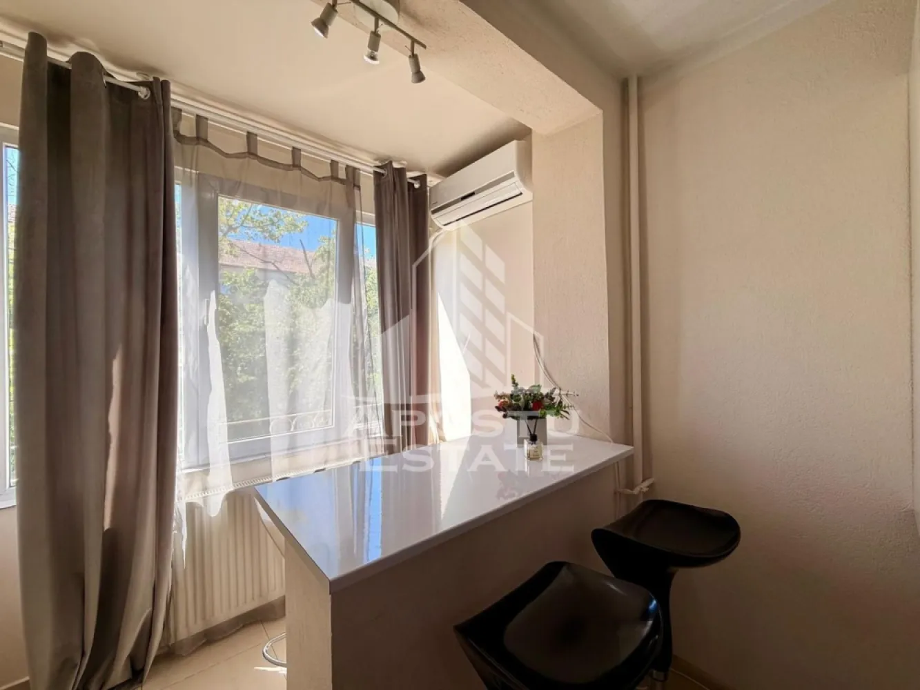 Apartament cu 1 camera de inchiriat, zona Circumvalatiunii, Timisoara - Agentia imobiliara APOSTU ESTATE va propune spre inchiriere un apartament cu 1 camera spatios si luminos, situat in zona Circumvalatiunii, intr-o zona linistita si bine pozitionata din Timisoara, potrivit pentru persoane singure, cupluri sau studenti care isi doresc o locuinta unde sa se simta confortabil si cu acces facil catre scoli, facultati, statii de autobuz si magazine.

Suprafata utila: 32 mp
Compartimentare eficienta:
- Hol de acces
- Bucatarie inchisa, complet mobilata si utilata
- Baie prevazuta cu cabina de dus si ventilatie artificiala

Confort si facilitati:
- Incalzire apartament: termoficare
- Camera cu pat matrimonial
- Aer conditionat
- Smart TV
- Apartamentul este complet mobilat si utilat de catre proprietar

Localizare: zona Circumvalatiunii, in apropiere de Iulius mall, Kaufland si mijloace de transport in comun.

Ideal pentru:
- Cupluri
- Persoane singure
- Studenti

Pret chirie: 350€
Programeaza o vizionare pentru a-ti putea imagina viitorul aici!
ID intern: CP3121496