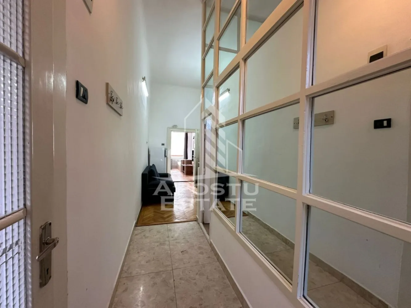 Apartament ultracentral de inchiriat - APOSTU ESTATE va propune spre inchiriere Apartament 2 camere de inchiriat, situat in zona ultracentrala, la etajul 1, cu o suprafata utila de 60 mp. Locuinta dispune de bucatarie complet utilata si incalzire de la CET.

Pozitionare excelenta, aproape de magazine, cafenele, scoli si statia de tramvai, oferind acces rapid la toate facilitatile orasului.

Pentru mai multe detalii sau pentru programarea unei vizionari, echipa Apostu Estate va sta cu profesionalism si promptitudine la dispozitie dumneavoastra.