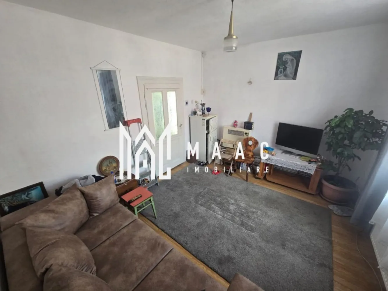 Apartament la casa | 2 camere | 59 MP | Pivnita | Centru - MAAC Imobiliare vă propune spre vânzare un apartament la casă, situat într-o zonă excelentă, la doar câteva minute de mers pe jos de centrul orașului. Proprietatea beneficiază de o poziționare avantajoasă, cu acces rapid către puncte de interes urbane, fiind potrivită atât pentru locuire, cât și pentru investiție.

Imobilul este compus din 2 camere și dispune de spații suplimentare pentru depozitare, respectiv pivniță și magazie, elemente care adaugă un plus de funcționalitate locuinței.

Caracteristici principale:
-Apartament la casă
-2 camere
-Pivniță proprie
-Magazie pentru depozitare
-Curte comună în partea din spate
-Curte frontală cu acces pietonal pentru vecini

Apartamentul este dotat cu centrală termică proprie, nouă, asigurând confort termic constant și eficiență energetică ridicată.

Datorită amplasării foarte bune, aproape de centrul orașului, proprietatea reprezintă o oportunitate atractivă atât pentru locuință personală, cât și pentru investiție imobiliară.

Pentru mai multe detalii sau pentru programarea unei vizionări, vă rugăm să menționați telefonic că ați văzut anunțul cu numărul de CP: CP2886420.