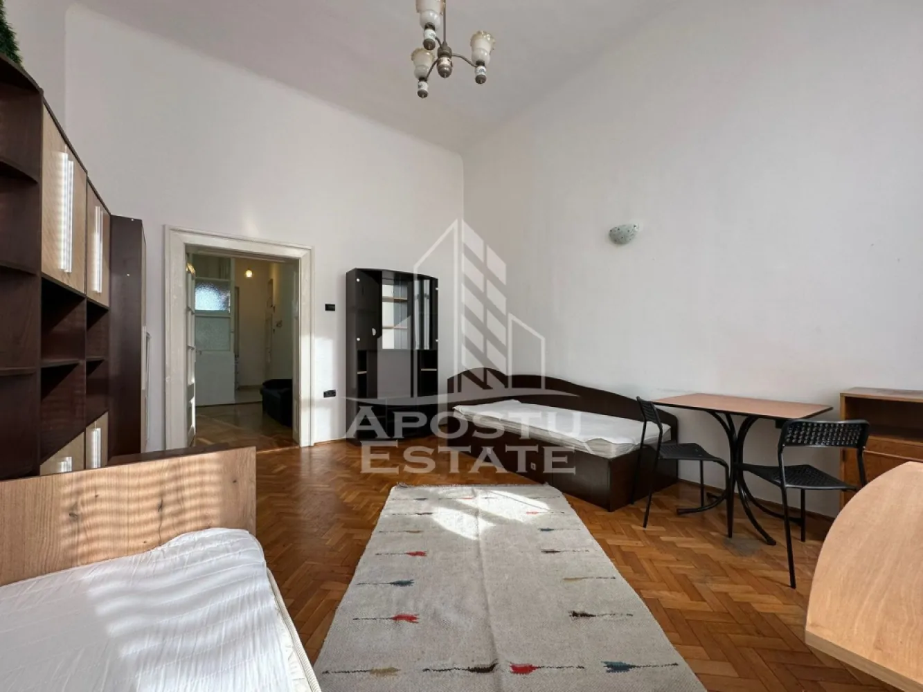 Apartament ultracentral de inchiriat - APOSTU ESTATE va propune spre inchiriere Apartament 2 camere de inchiriat, situat in zona ultracentrala, la etajul 1, cu o suprafata utila de 60 mp. Locuinta dispune de bucatarie complet utilata si incalzire de la CET.

Pozitionare excelenta, aproape de magazine, cafenele, scoli si statia de tramvai, oferind acces rapid la toate facilitatile orasului.

Pentru mai multe detalii sau pentru programarea unei vizionari, echipa Apostu Estate va sta cu profesionalism si promptitudine la dispozitie dumneavoastra.
