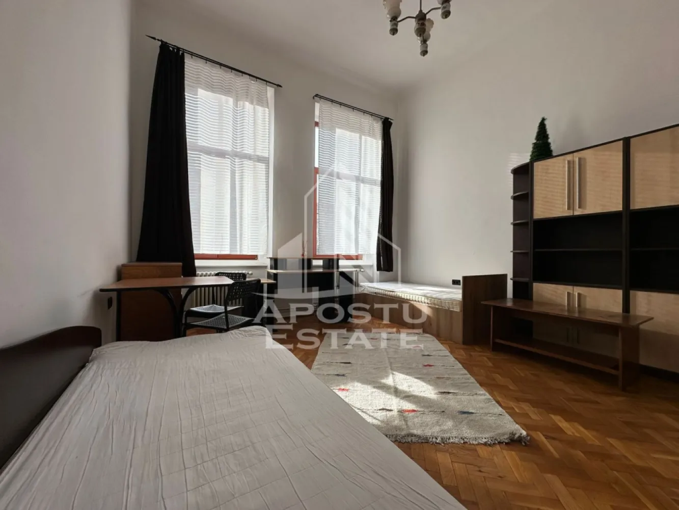 Apartament ultracentral de inchiriat - APOSTU ESTATE va propune spre inchiriere Apartament 2 camere de inchiriat, situat in zona ultracentrala, la etajul 1, cu o suprafata utila de 60 mp. Locuinta dispune de bucatarie complet utilata si incalzire de la CET.

Pozitionare excelenta, aproape de magazine, cafenele, scoli si statia de tramvai, oferind acces rapid la toate facilitatile orasului.

Pentru mai multe detalii sau pentru programarea unei vizionari, echipa Apostu Estate va sta cu profesionalism si promptitudine la dispozitie dumneavoastra.