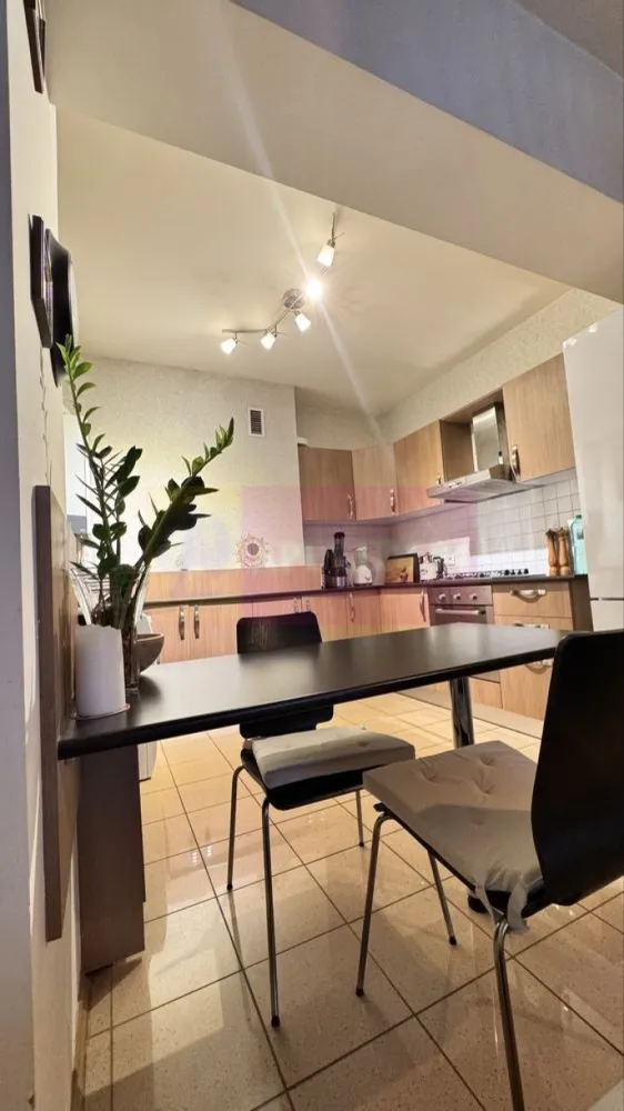 Apartament 3camere in complexul New Town Residence Dristor,parcare - Va oferim spre vanzare un apartament de 3 camere in complexul rezidential New Town zona Dristor, la parter, bloc nou, cu o suprafata utila de 95mp, decomandat, cu living 23.66 mp, bucătărie 9 mp, dormitor 1 de 24.39 mp, dormitor 2 de 15.61 mp, 2 băi, hol, debara, 3 balcoane exterioare. Apartamentul are Centrala termica proprie, bucatarie mobilata complet. Aprtamentul se vinde cu un loc parcare subteran inclus in pret. Scara de bloc are 2 lifturi moderne.
Pentru vizionari si detalii contactati agentul Dona Camelia 0733683461