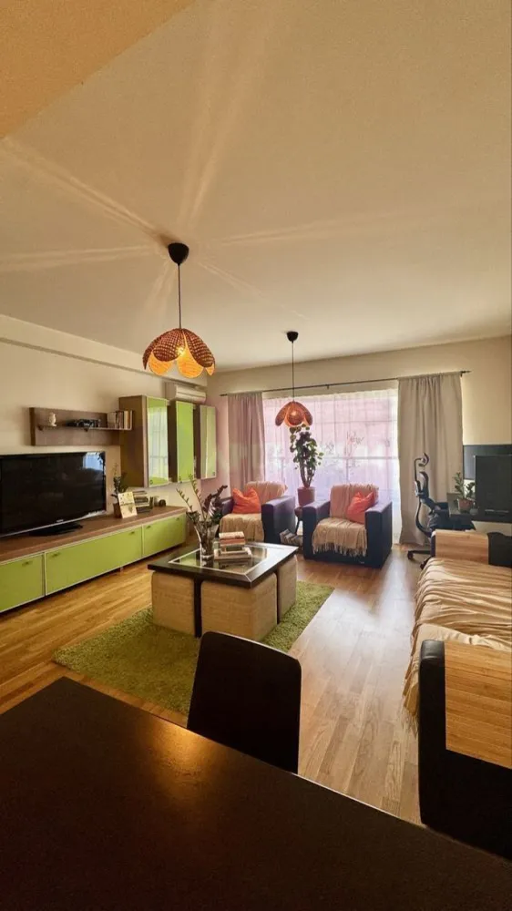 Apartament 3camere in complexul New Town Residence Dristor,parcare - Va oferim spre vanzare un apartament de 3 camere in complexul rezidential New Town zona Dristor, la parter, bloc nou, cu o suprafata utila de 95mp, decomandat, cu living 23.66 mp, bucătărie 9 mp, dormitor 1 de 24.39 mp, dormitor 2 de 15.61 mp, 2 băi, hol, debara, 3 balcoane exterioare. Apartamentul are Centrala termica proprie, bucatarie mobilata complet. Aprtamentul se vinde cu un loc parcare subteran inclus in pret. Scara de bloc are 2 lifturi moderne.
Pentru vizionari si detalii contactati agentul Dona Camelia 0733683461