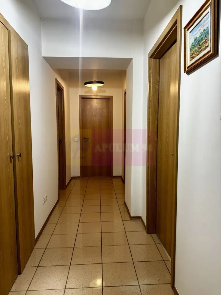 Apartament 3camere in complexul New Town Residence Dristor,parcare - Va oferim spre vanzare un apartament de 3 camere in complexul rezidential New Town zona Dristor, la parter, bloc nou, cu o suprafata utila de 95mp, decomandat, cu living 23.66 mp, bucătărie 9 mp, dormitor 1 de 24.39 mp, dormitor 2 de 15.61 mp, 2 băi, hol, debara, 3 balcoane exterioare. Apartamentul are Centrala termica proprie, bucatarie mobilata complet. Aprtamentul se vinde cu un loc parcare subteran inclus in pret. Scara de bloc are 2 lifturi moderne.
Pentru vizionari si detalii contactati agentul Dona Camelia 0733683461