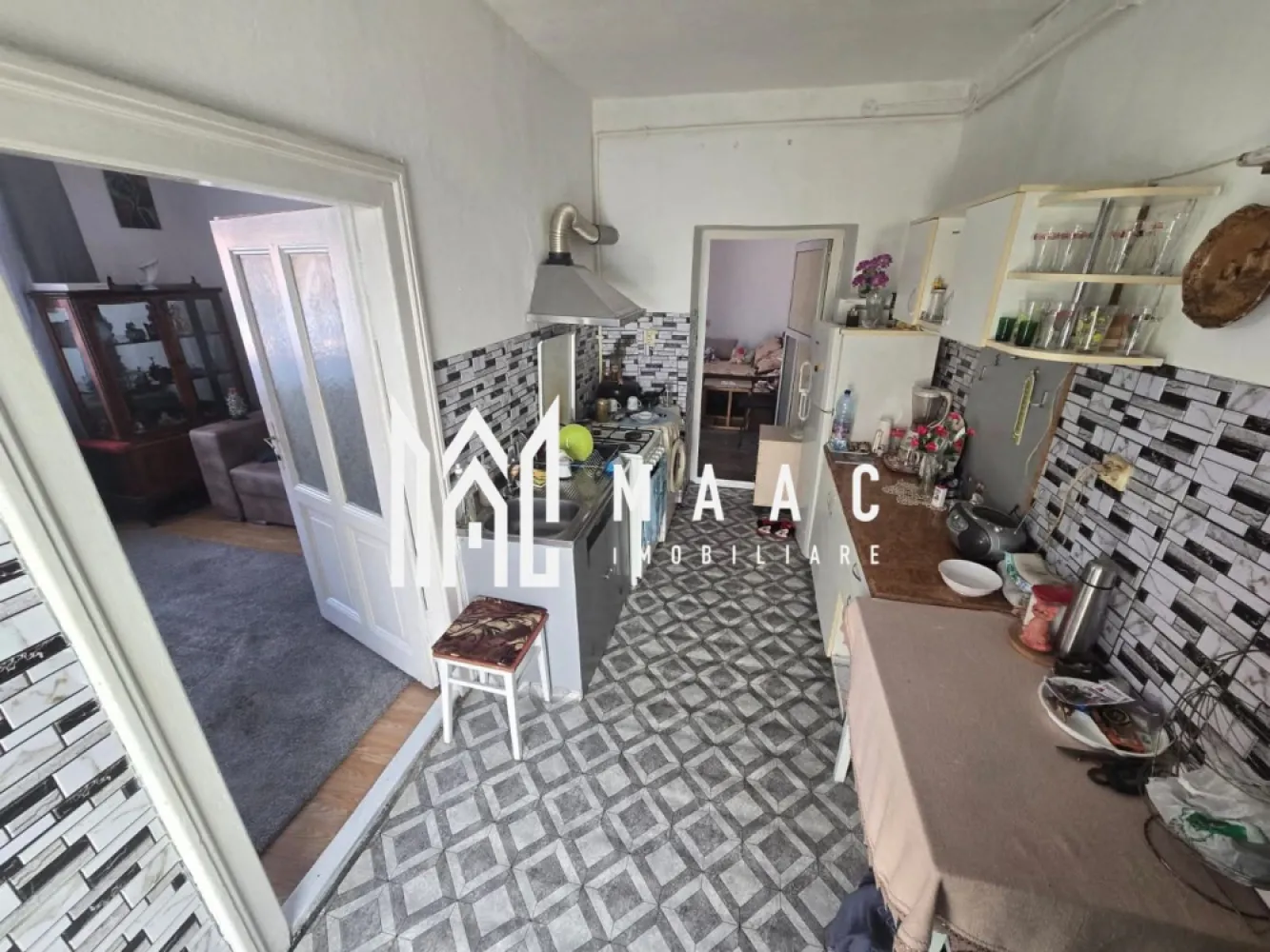 Apartament la casa | 2 camere | 59 MP | Pivnita | Centru - MAAC Imobiliare vă propune spre vânzare un apartament la casă, situat într-o zonă excelentă, la doar câteva minute de mers pe jos de centrul orașului. Proprietatea beneficiază de o poziționare avantajoasă, cu acces rapid către puncte de interes urbane, fiind potrivită atât pentru locuire, cât și pentru investiție.

Imobilul este compus din 2 camere și dispune de spații suplimentare pentru depozitare, respectiv pivniță și magazie, elemente care adaugă un plus de funcționalitate locuinței.

Caracteristici principale:
-Apartament la casă
-2 camere
-Pivniță proprie
-Magazie pentru depozitare
-Curte comună în partea din spate
-Curte frontală cu acces pietonal pentru vecini

Apartamentul este dotat cu centrală termică proprie, nouă, asigurând confort termic constant și eficiență energetică ridicată.

Datorită amplasării foarte bune, aproape de centrul orașului, proprietatea reprezintă o oportunitate atractivă atât pentru locuință personală, cât și pentru investiție imobiliară.

Pentru mai multe detalii sau pentru programarea unei vizionări, vă rugăm să menționați telefonic că ați văzut anunțul cu numărul de CP: CP2886420.