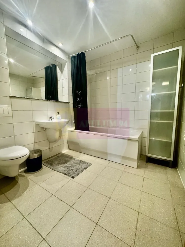 Apartament 3camere in complexul New Town Residence Dristor,parcare - Va oferim spre vanzare un apartament de 3 camere in complexul rezidential New Town zona Dristor, la parter, bloc nou, cu o suprafata utila de 95mp, decomandat, cu living 23.66 mp, bucătărie 9 mp, dormitor 1 de 24.39 mp, dormitor 2 de 15.61 mp, 2 băi, hol, debara, 3 balcoane exterioare. Apartamentul are Centrala termica proprie, bucatarie mobilata complet. Aprtamentul se vinde cu un loc parcare subteran inclus in pret. Scara de bloc are 2 lifturi moderne.
Pentru vizionari si detalii contactati agentul Dona Camelia 0733683461