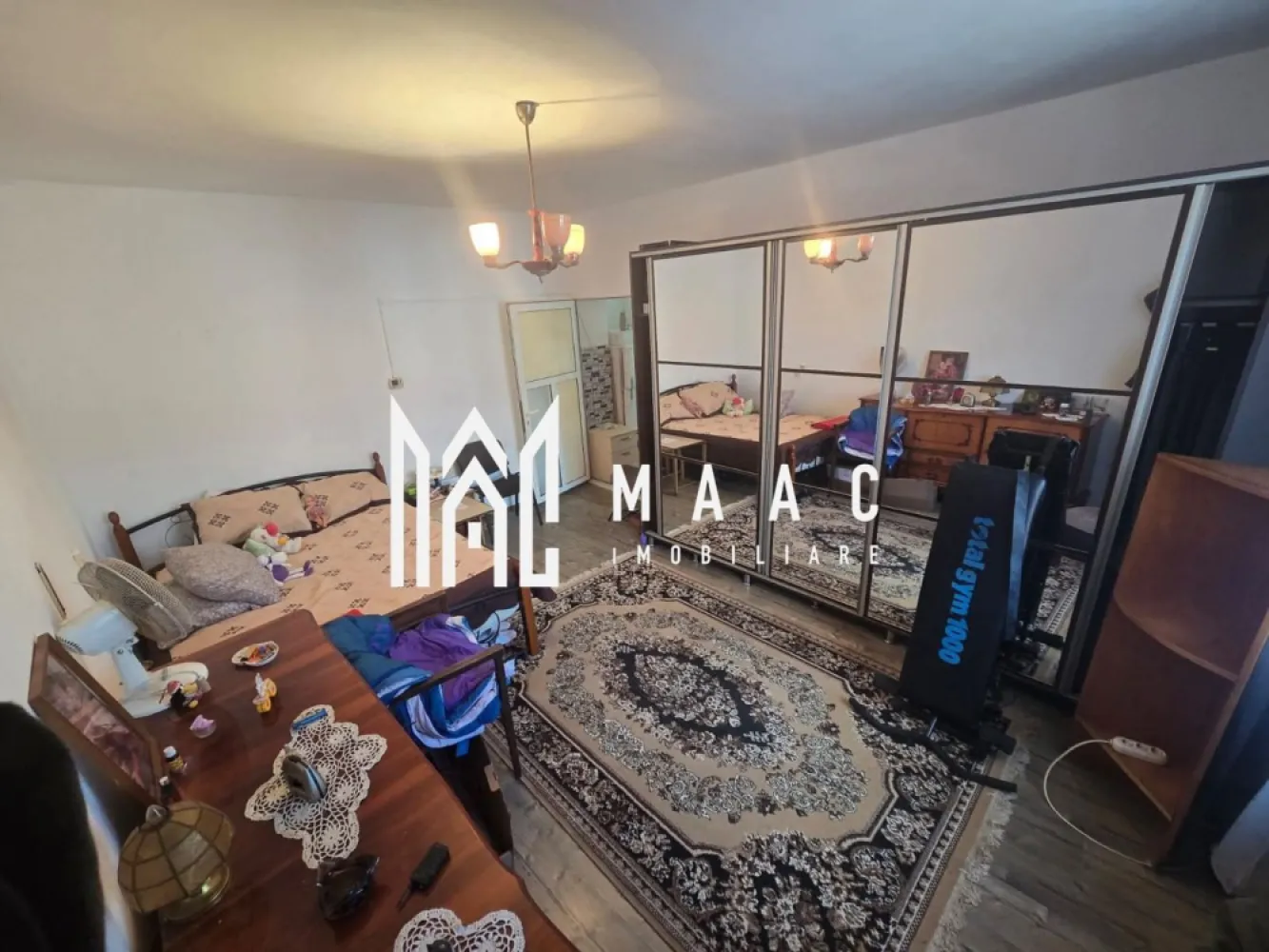 Apartament la casa | 2 camere | 59 MP | Pivnita | Centru - MAAC Imobiliare vă propune spre vânzare un apartament la casă, situat într-o zonă excelentă, la doar câteva minute de mers pe jos de centrul orașului. Proprietatea beneficiază de o poziționare avantajoasă, cu acces rapid către puncte de interes urbane, fiind potrivită atât pentru locuire, cât și pentru investiție.

Imobilul este compus din 2 camere și dispune de spații suplimentare pentru depozitare, respectiv pivniță și magazie, elemente care adaugă un plus de funcționalitate locuinței.

Caracteristici principale:
-Apartament la casă
-2 camere
-Pivniță proprie
-Magazie pentru depozitare
-Curte comună în partea din spate
-Curte frontală cu acces pietonal pentru vecini

Apartamentul este dotat cu centrală termică proprie, nouă, asigurând confort termic constant și eficiență energetică ridicată.

Datorită amplasării foarte bune, aproape de centrul orașului, proprietatea reprezintă o oportunitate atractivă atât pentru locuință personală, cât și pentru investiție imobiliară.

Pentru mai multe detalii sau pentru programarea unei vizionări, vă rugăm să menționați telefonic că ați văzut anunțul cu numărul de CP: CP2886420.