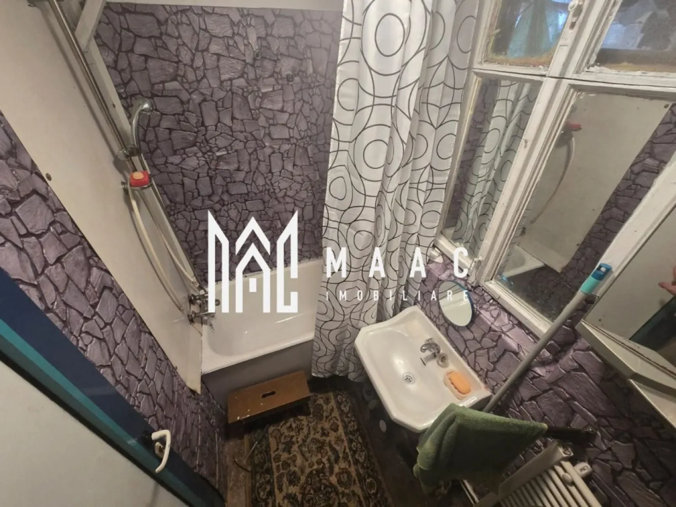 Apartament la casa | 2 camere | 59 MP | Pivnita | Centru - MAAC Imobiliare vă propune spre vânzare un apartament la casă, situat într-o zonă excelentă, la doar câteva minute de mers pe jos de centrul orașului. Proprietatea beneficiază de o poziționare avantajoasă, cu acces rapid către puncte de interes urbane, fiind potrivită atât pentru locuire, cât și pentru investiție.

Imobilul este compus din 2 camere și dispune de spații suplimentare pentru depozitare, respectiv pivniță și magazie, elemente care adaugă un plus de funcționalitate locuinței.

Caracteristici principale:
-Apartament la casă
-2 camere
-Pivniță proprie
-Magazie pentru depozitare
-Curte comună în partea din spate
-Curte frontală cu acces pietonal pentru vecini

Apartamentul este dotat cu centrală termică proprie, nouă, asigurând confort termic constant și eficiență energetică ridicată.

Datorită amplasării foarte bune, aproape de centrul orașului, proprietatea reprezintă o oportunitate atractivă atât pentru locuință personală, cât și pentru investiție imobiliară.

Pentru mai multe detalii sau pentru programarea unei vizionări, vă rugăm să menționați telefonic că ați văzut anunțul cu numărul de CP: CP2886420.