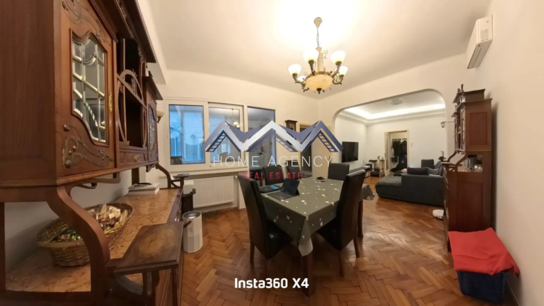 Apartament 3 camere – Ultracentral, Str. Vasile Lascăr - Se oferă spre vânzare un apartament de 3 camere, situat ultracentral, pe strada Vasile Lascăr, la doar 5 minute de Piața Universității și 2 minute de Înalta Curte de Casație și Justiție, într-un imobil cu arhitectură interbelică, construit in 1936, într-o zonă cochetă, elegantă și foarte bine poziționată a Bucureștiului.

Apartamentul se află la etajul 5 din 8 intr-un imobil cu lift și beneficiază de o compartimentare practică, cu camere generoase și luminoase. Are o suprafata totală de 111 mp, suprafață utilă de 93,47 mp și este compus din: cameră (14,92 mp), cameră (14,28 mp), sufragerie dublă (34,40 mp), baie (3,62 mp), wc serviciu (0.99 mp), bucătărie (6,11 mp), debara (2,22 mp), cameră serviciu (3,57 mp), boxă subsol (3.32 mp), un balcon ȋnchis cu aluminiu si sticlă cu vedere la strada principală (9,24 mp), 2 balcoane ȋnchise cu aluminiu si sticla (2,72 mp si 5,75 mp) cu vedere la Colegiul National Spiru Haret și Biserica Oțetari. Apartamentul are ieșire și la scara de serviciu ce permite acces la boxa din subsolul blocului și ȋn curtea interioară a blocului cu liftul de serviciu sau pe scări. 

Apartamentul este bine intretinut, bine izolat termic, dispune de centrala proprie pe gaz (Buderus - in garantie) si instalatie cu tevi de cupru, dotat cu instalatie de aer conditionat (Daikin - in garantie).

Locuința păstrează farmecul clasic, cu parchet din lemn masiv, tavane înalte și o compartimentare eficientă, fiind ideală atât pentru locuit, cât și pentru investiție (închiriere sau birou).

Programează-te acum pentru o vizionare!

Dacă aveți o proprietate de vânzare/închiriere sau sunteți interesați de o proprietate aflată în portofoliul agenției noastre, vă rugăm să ne contactați la numărul de telefon din anunț sau pe adresa de email contact@homeagency.ro.