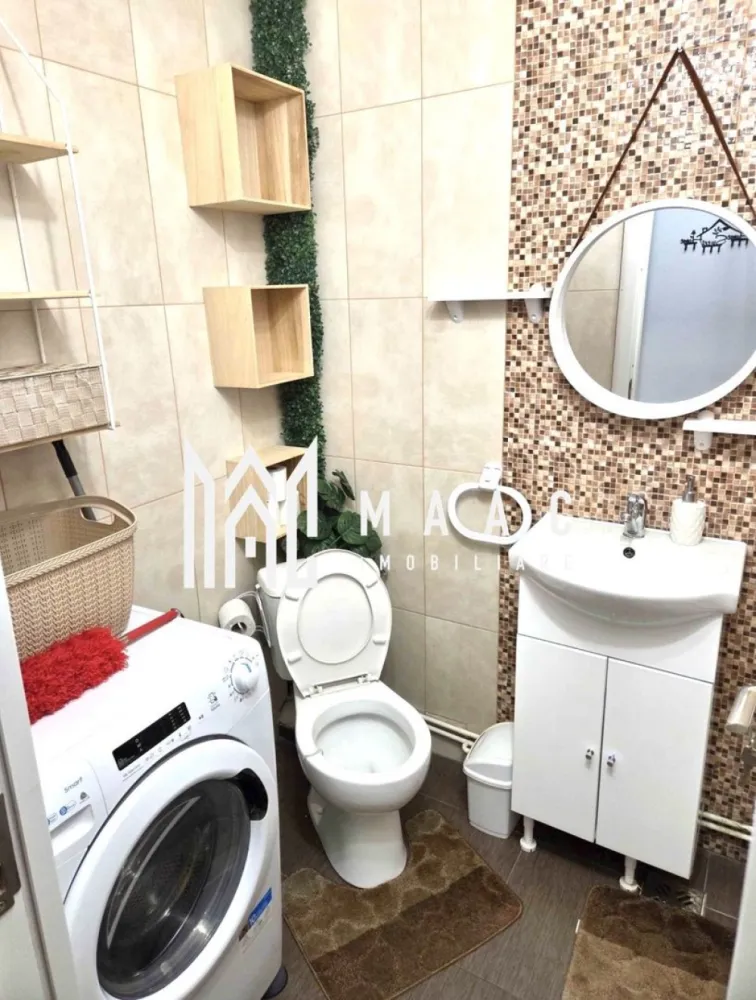 Apartament 1 camera | Etaj intermediar | Mobilata si utilata - MAAC Imobiliare vă propune spre vânzare o garsonieră ideală atât pentru locuit, cât și pentru investiție, situată în cartierul Broscărie, pe strada Ștefan cel Mare.

Imobilul are o suprafață utilă de 25 mp și este renovat modern, fiind compartimentat eficient astfel: hol de acces, baie, cameră spațioasă și bucătărie separată.

Locuința se vinde complet mobilată și utilată, beneficiind de:

centrală termică pe gaz

mașină de spălat cu uscător

cuptor electric și cuptor cu microunde

plită electrică

frigider

TV Smart și conexiune Wi-Fi

Toate dotările sunt alese pentru a oferi un nivel ridicat de confort și un stil de viață modern.

Avantaje locație:

zonă foarte bine cotată

loc de parcare

stație de autobuz chiar lângă bloc

parcuri pentru copii

magazine Profi și Simpa la aproximativ 50 m

sală de sport și alte facilități în imediata apropiere

Imobilul este liber de orice sarcini și se poate viziona oricând, cu programare prealabilă.

Pentru mai multe detalii sau pentru stabilirea unei vizionări, vă invităm să contactați MAAC Imobiliare.
ID: CP2891442