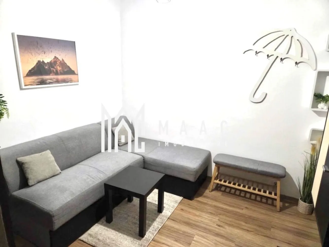 Apartament 1 camera | Etaj intermediar | Mobilata si utilata - MAAC Imobiliare vă propune spre vânzare o garsonieră ideală atât pentru locuit, cât și pentru investiție, situată în cartierul Broscărie, pe strada Ștefan cel Mare.

Imobilul are o suprafață utilă de 25 mp și este renovat modern, fiind compartimentat eficient astfel: hol de acces, baie, cameră spațioasă și bucătărie separată.

Locuința se vinde complet mobilată și utilată, beneficiind de:

centrală termică pe gaz

mașină de spălat cu uscător

cuptor electric și cuptor cu microunde

plită electrică

frigider

TV Smart și conexiune Wi-Fi

Toate dotările sunt alese pentru a oferi un nivel ridicat de confort și un stil de viață modern.

Avantaje locație:

zonă foarte bine cotată

loc de parcare

stație de autobuz chiar lângă bloc

parcuri pentru copii

magazine Profi și Simpa la aproximativ 50 m

sală de sport și alte facilități în imediata apropiere

Imobilul este liber de orice sarcini și se poate viziona oricând, cu programare prealabilă.

Pentru mai multe detalii sau pentru stabilirea unei vizionări, vă invităm să contactați MAAC Imobiliare.
ID: CP2891442