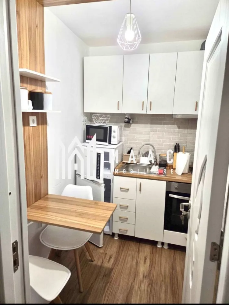Apartament 1 camera | Etaj intermediar | Mobilata si utilata - MAAC Imobiliare vă propune spre vânzare o garsonieră ideală atât pentru locuit, cât și pentru investiție, situată în cartierul Broscărie, pe strada Ștefan cel Mare.

Imobilul are o suprafață utilă de 25 mp și este renovat modern, fiind compartimentat eficient astfel: hol de acces, baie, cameră spațioasă și bucătărie separată.

Locuința se vinde complet mobilată și utilată, beneficiind de:

centrală termică pe gaz

mașină de spălat cu uscător

cuptor electric și cuptor cu microunde

plită electrică

frigider

TV Smart și conexiune Wi-Fi

Toate dotările sunt alese pentru a oferi un nivel ridicat de confort și un stil de viață modern.

Avantaje locație:

zonă foarte bine cotată

loc de parcare

stație de autobuz chiar lângă bloc

parcuri pentru copii

magazine Profi și Simpa la aproximativ 50 m

sală de sport și alte facilități în imediata apropiere

Imobilul este liber de orice sarcini și se poate viziona oricând, cu programare prealabilă.

Pentru mai multe detalii sau pentru stabilirea unei vizionări, vă invităm să contactați MAAC Imobiliare.
ID: CP2891442