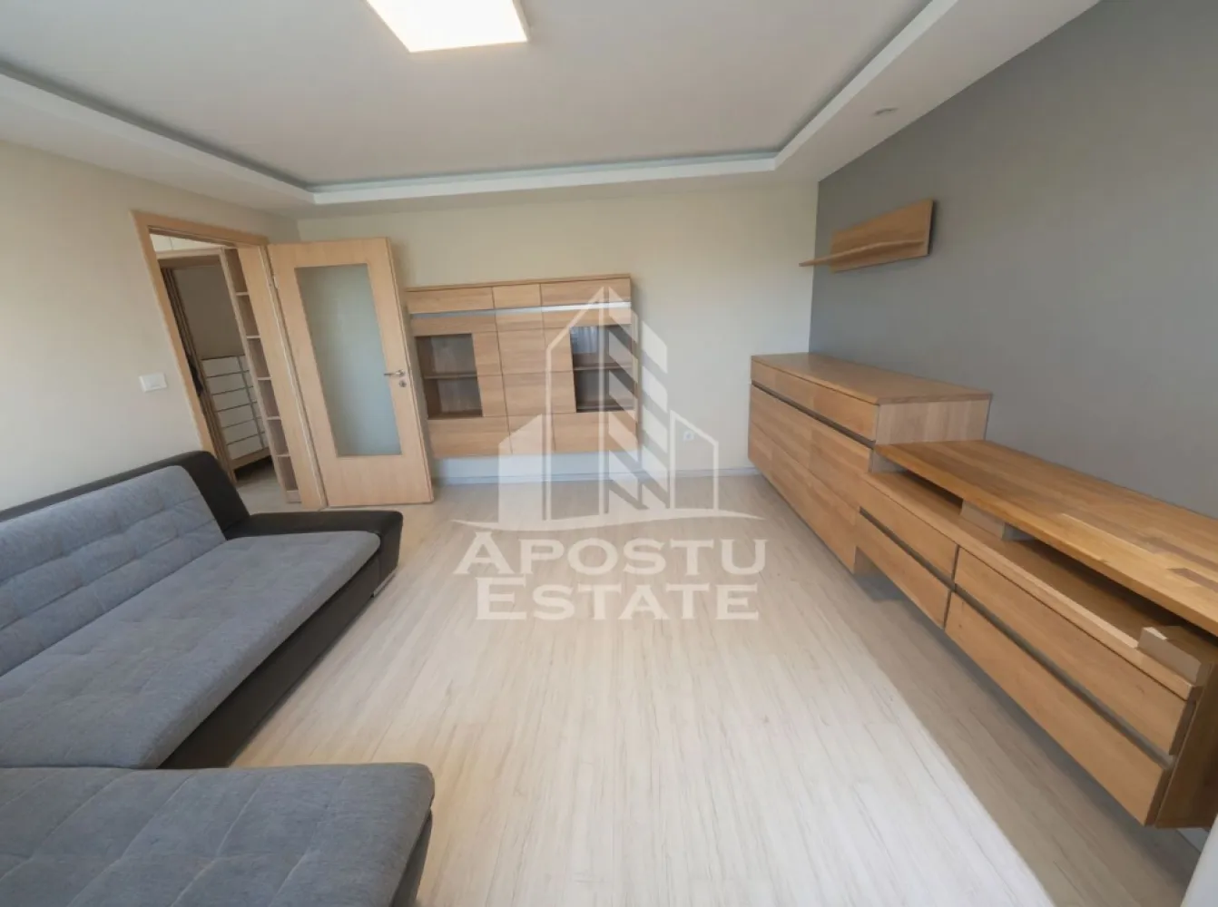 Apartament cu 3 camere, de închiriat, Elisabetin, Timișoara, Centrala - Agentia imobiliara APOSTU ESTATE va propune spre inchiriere un apartament cu 3 camere, situat in judetul Timis, Timisoara, zona Elisabetin,o zona linistita si bine pozitionata pentru cupluri sau familii care isi doresc o locuinta unde sa se simta confortabil si cu acces facil catre scoli, supermarketuri , magazine de zona.    

Suprafata utila: 68 mpu    

Compartimentare eficienta:    
-Hol de acces.    
-Bucatarie inchisa mobilata si utilata.
.    -Living room luminos cu acces catre balcon.
.    -Dormitor matrimonial.    
-Dormitor secundar.    
-Baie de servici.
-Baie principala cu cada.

Confort si facilitati:    
-Confort termic: Incalzirea este realizata prin calorifere, centrala proprie.
-Apartamentul dispune și de o unitate de aer conditionat.    
-Nu se accepta animale de companie de catre proprietar.    Localizare: 

-Timis, Timisoara, zona Elisabetin, acces facil catre : Universitatea de Vest (UVT), Kaufland Elisabetin, Sinsay.    
Ideal pentru :    
-Cupluri
.   -Persoane singure.    
-Familie.    
Disponibilitate: Disponibil din data de 01.07.2026, se pot realiza vizionari pana in data respectiva.    
Pret chirie lunara: 450 euro.

Programeaza o vizionare pentru a-ti putea imagina viitorul aici!    ID Intern : CP3121648