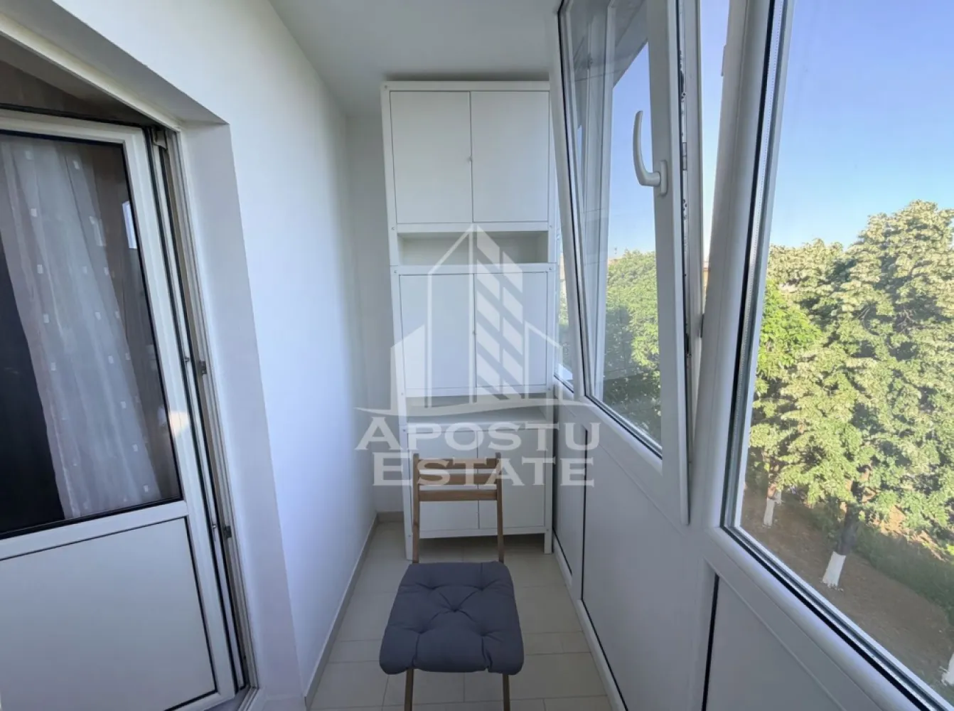 Apartament cu 3 camere, de închiriat, Elisabetin, Timișoara, Centrala - Agentia imobiliara APOSTU ESTATE va propune spre inchiriere un apartament cu 3 camere, situat in judetul Timis, Timisoara, zona Elisabetin,o zona linistita si bine pozitionata pentru cupluri sau familii care isi doresc o locuinta unde sa se simta confortabil si cu acces facil catre scoli, supermarketuri , magazine de zona.    

Suprafata utila: 68 mpu    

Compartimentare eficienta:    
-Hol de acces.    
-Bucatarie inchisa mobilata si utilata.
.    -Living room luminos cu acces catre balcon.
.    -Dormitor matrimonial.    
-Dormitor secundar.    
-Baie de servici.
-Baie principala cu cada.

Confort si facilitati:    
-Confort termic: Incalzirea este realizata prin calorifere, centrala proprie.
-Apartamentul dispune și de o unitate de aer conditionat.    
-Nu se accepta animale de companie de catre proprietar.    Localizare: 

-Timis, Timisoara, zona Elisabetin, acces facil catre : Universitatea de Vest (UVT), Kaufland Elisabetin, Sinsay.    
Ideal pentru :    
-Cupluri
.   -Persoane singure.    
-Familie.    
Disponibilitate: Disponibil din data de 01.07.2026, se pot realiza vizionari pana in data respectiva.    
Pret chirie lunara: 450 euro.

Programeaza o vizionare pentru a-ti putea imagina viitorul aici!    ID Intern : CP3121648
