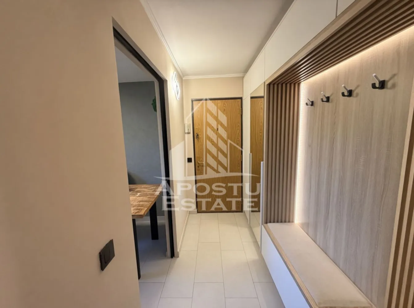Apartament cu 3 camere, de închiriat, Elisabetin, Timișoara, Centrala - Agentia imobiliara APOSTU ESTATE va propune spre inchiriere un apartament cu 3 camere, situat in judetul Timis, Timisoara, zona Elisabetin,o zona linistita si bine pozitionata pentru cupluri sau familii care isi doresc o locuinta unde sa se simta confortabil si cu acces facil catre scoli, supermarketuri , magazine de zona.    

Suprafata utila: 68 mpu    

Compartimentare eficienta:    
-Hol de acces.    
-Bucatarie inchisa mobilata si utilata.
.    -Living room luminos cu acces catre balcon.
.    -Dormitor matrimonial.    
-Dormitor secundar.    
-Baie de servici.
-Baie principala cu cada.

Confort si facilitati:    
-Confort termic: Incalzirea este realizata prin calorifere, centrala proprie.
-Apartamentul dispune și de o unitate de aer conditionat.    
-Nu se accepta animale de companie de catre proprietar.    Localizare: 

-Timis, Timisoara, zona Elisabetin, acces facil catre : Universitatea de Vest (UVT), Kaufland Elisabetin, Sinsay.    
Ideal pentru :    
-Cupluri
.   -Persoane singure.    
-Familie.    
Disponibilitate: Disponibil din data de 01.07.2026, se pot realiza vizionari pana in data respectiva.    
Pret chirie lunara: 450 euro.

Programeaza o vizionare pentru a-ti putea imagina viitorul aici!    ID Intern : CP3121648