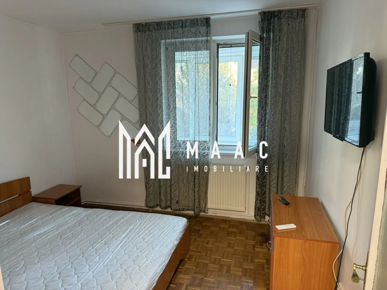 Apartament | 3 camere | 83 MPU | Balcon | Ștrand - MAAC Imobiliare vă propune spre închiriere un apartament generos și luminos, cu 3 camere, situat la etajul 3,în zona Ștrand, bine cotată, cu acces facil către puncte de interes precum: centru, parc,grădinițe, școli, magazine (Lidl, Kaufland, Profi), stații de autobuz, poștă, bănci.. Locuința este aflată la prima închiriere după renovare, mobilată și utilată, pregătită pentru mutare imediată. 

Compartimentare și facilități:

-bucătărie închisă cu nișă de gătit utilată,+televizor, cămară 

-2 dormitoare,unul pentru copii care are și un birou, celălalt matrimonial dotat și cu un televizor

-instalație de cablu trasă în fiecare cameră, se poate monta sau muta un televizor

-living cu balcon închis cu termopan

-baie cu cadă

- debara pentru depozitare cu rafturi, mașină de spălat rufe

-hol generos,cuier

-centrală termică proprie, costuri reduse la încălzire,izolație exterioară

-corpuri de iluminat toate cu led noi, cu telecomandă ,excepție făcând bucătăria cu becuri economice

-locuri de parcare

Condiții de închiriere:
-nu se acceptă animale de companie
-se solicită garanție în cuantumul unei chirii

Pentru vizionări sau alte detalii contactați-ne și specificați ID:CP2860971 (codul proprietății).