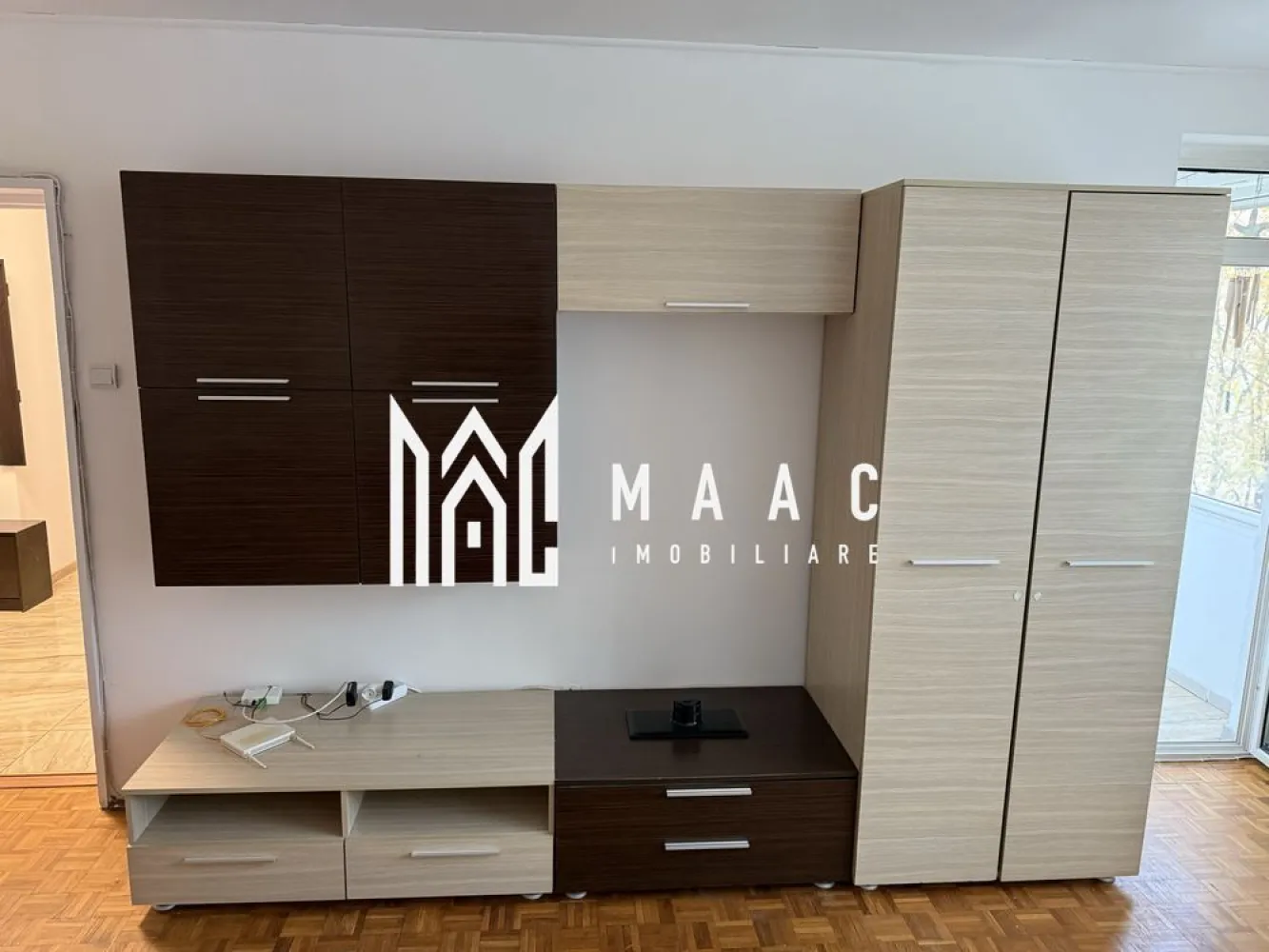 Apartament | 3 camere | 83 MPU | Balcon | Ștrand - MAAC Imobiliare vă propune spre închiriere un apartament generos și luminos, cu 3 camere, situat la etajul 3,în zona Ștrand, bine cotată, cu acces facil către puncte de interes precum: centru, parc,grădinițe, școli, magazine (Lidl, Kaufland, Profi), stații de autobuz, poștă, bănci.. Locuința este aflată la prima închiriere după renovare, mobilată și utilată, pregătită pentru mutare imediată. 

Compartimentare și facilități:

-bucătărie închisă cu nișă de gătit utilată,+televizor, cămară 

-2 dormitoare,unul pentru copii care are și un birou, celălalt matrimonial dotat și cu un televizor

-instalație de cablu trasă în fiecare cameră, se poate monta sau muta un televizor

-living cu balcon închis cu termopan

-baie cu cadă

- debara pentru depozitare cu rafturi, mașină de spălat rufe

-hol generos,cuier

-centrală termică proprie, costuri reduse la încălzire,izolație exterioară

-corpuri de iluminat toate cu led noi, cu telecomandă ,excepție făcând bucătăria cu becuri economice

-locuri de parcare

Condiții de închiriere:
-nu se acceptă animale de companie
-se solicită garanție în cuantumul unei chirii

Pentru vizionări sau alte detalii contactați-ne și specificați ID:CP2860971 (codul proprietății).