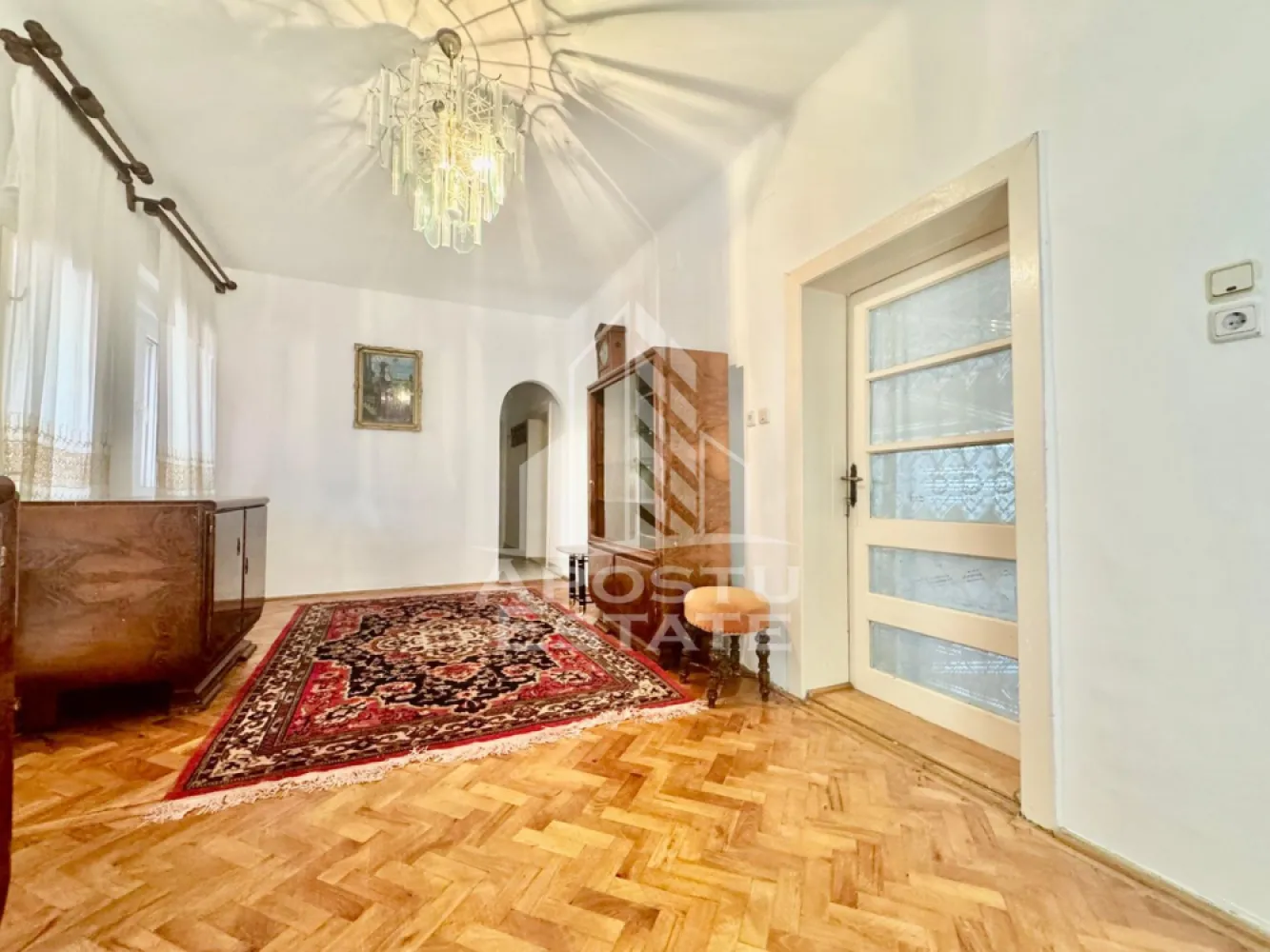 Casa de vaznzare 4 camere, 115 mp utili, Gradiste - Apostu Estate vă oferă spre vânzare o proprietate spațioasă situată în cartierul Grădiște, într-o zonă liniștită și ușor accesibilă, ideală pentru o familie numeroasă sau pentru două generații.
Casa principală este bine compartimentată și dispune de 3 camere luminoase, o bucătărie generoasă, o baie și o cămară practică pentru depozitare. Imobilul beneficiază și de pivniță, oferind spațiu suplimentar pentru depozitare.
Pe proprietate se află două anexe care sporesc funcționalitatea și confortul locuinței. Prima anexă este amenajată ca un spațiu de locuit separat și cuprinde un dormitor, o bucătărie și o baie, fiind ideală pentru membri ai familiei, oaspeți sau pentru utilizare independentă. Cea de-a doua anexă este amplasată lângă garaj și poate fi folosită ca spațiu de depozitare, atelier sau pentru diverse activități gospodărești.
Garajul oferă protecție pentru autoturism și spațiu suplimentar pentru unelte și echipamente. Grădina generoasă completează proprietatea, fiind locul perfect pentru relaxare, grădinărit sau amenajarea unui spațiu de joacă pentru copii.
Casa este bine întreținută și poate fi locuită imediat. Camerele sunt spațioase și beneficiază de lumină naturală pe tot parcursul zilei, creând o atmosferă plăcută și primitoare.
Zona este apreciată pentru liniște și pentru accesul rapid către magazine, școli, mijloace de transport și alte puncte de interes.
Această proprietate reprezintă alegerea ideală pentru cei care își doresc confort, spațiu, intimitate și multiple posibilități de utilizare.
Pentru mai multe informații sau pentru programarea unei vizionări, vă invităm să ne contactați.

ID CP3118779