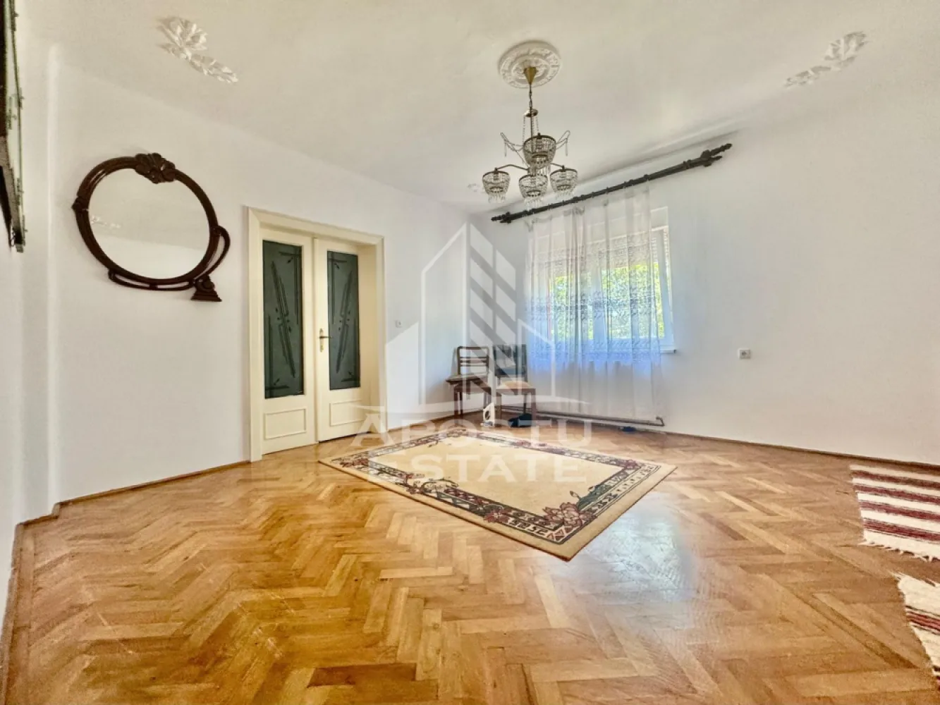 Casa de vaznzare 4 camere, 115 mp utili, Gradiste - Apostu Estate vă oferă spre vânzare o proprietate spațioasă situată în cartierul Grădiște, într-o zonă liniștită și ușor accesibilă, ideală pentru o familie numeroasă sau pentru două generații.
Casa principală este bine compartimentată și dispune de 3 camere luminoase, o bucătărie generoasă, o baie și o cămară practică pentru depozitare. Imobilul beneficiază și de pivniță, oferind spațiu suplimentar pentru depozitare.
Pe proprietate se află două anexe care sporesc funcționalitatea și confortul locuinței. Prima anexă este amenajată ca un spațiu de locuit separat și cuprinde un dormitor, o bucătărie și o baie, fiind ideală pentru membri ai familiei, oaspeți sau pentru utilizare independentă. Cea de-a doua anexă este amplasată lângă garaj și poate fi folosită ca spațiu de depozitare, atelier sau pentru diverse activități gospodărești.
Garajul oferă protecție pentru autoturism și spațiu suplimentar pentru unelte și echipamente. Grădina generoasă completează proprietatea, fiind locul perfect pentru relaxare, grădinărit sau amenajarea unui spațiu de joacă pentru copii.
Casa este bine întreținută și poate fi locuită imediat. Camerele sunt spațioase și beneficiază de lumină naturală pe tot parcursul zilei, creând o atmosferă plăcută și primitoare.
Zona este apreciată pentru liniște și pentru accesul rapid către magazine, școli, mijloace de transport și alte puncte de interes.
Această proprietate reprezintă alegerea ideală pentru cei care își doresc confort, spațiu, intimitate și multiple posibilități de utilizare.
Pentru mai multe informații sau pentru programarea unei vizionări, vă invităm să ne contactați.

ID CP3118779
