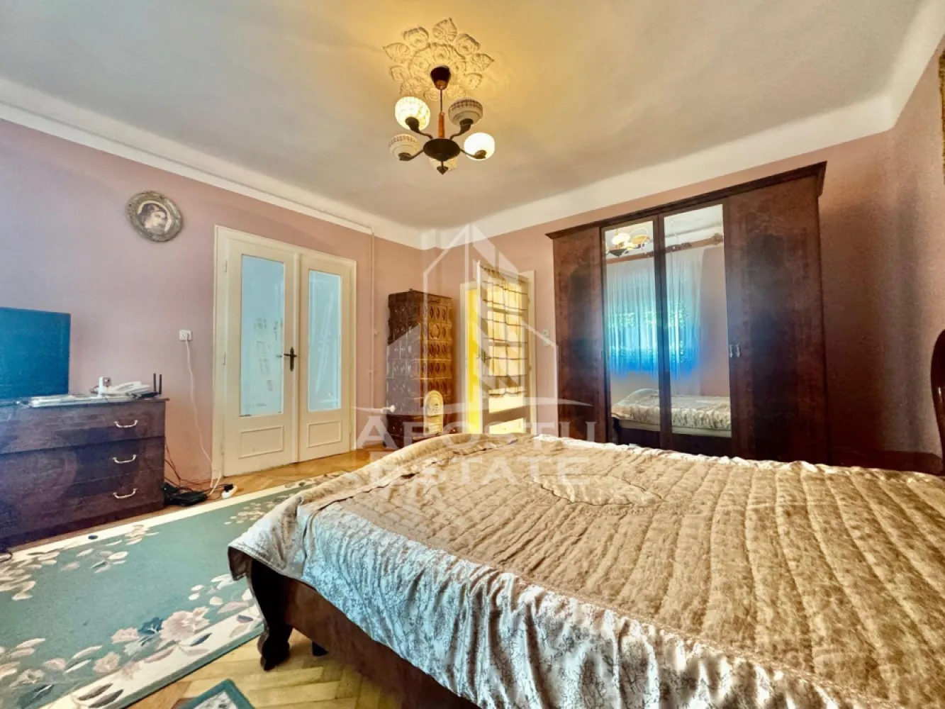 Casa de vaznzare 4 camere, 115 mp utili, Gradiste - Apostu Estate vă oferă spre vânzare o proprietate spațioasă situată în cartierul Grădiște, într-o zonă liniștită și ușor accesibilă, ideală pentru o familie numeroasă sau pentru două generații.
Casa principală este bine compartimentată și dispune de 3 camere luminoase, o bucătărie generoasă, o baie și o cămară practică pentru depozitare. Imobilul beneficiază și de pivniță, oferind spațiu suplimentar pentru depozitare.
Pe proprietate se află două anexe care sporesc funcționalitatea și confortul locuinței. Prima anexă este amenajată ca un spațiu de locuit separat și cuprinde un dormitor, o bucătărie și o baie, fiind ideală pentru membri ai familiei, oaspeți sau pentru utilizare independentă. Cea de-a doua anexă este amplasată lângă garaj și poate fi folosită ca spațiu de depozitare, atelier sau pentru diverse activități gospodărești.
Garajul oferă protecție pentru autoturism și spațiu suplimentar pentru unelte și echipamente. Grădina generoasă completează proprietatea, fiind locul perfect pentru relaxare, grădinărit sau amenajarea unui spațiu de joacă pentru copii.
Casa este bine întreținută și poate fi locuită imediat. Camerele sunt spațioase și beneficiază de lumină naturală pe tot parcursul zilei, creând o atmosferă plăcută și primitoare.
Zona este apreciată pentru liniște și pentru accesul rapid către magazine, școli, mijloace de transport și alte puncte de interes.
Această proprietate reprezintă alegerea ideală pentru cei care își doresc confort, spațiu, intimitate și multiple posibilități de utilizare.
Pentru mai multe informații sau pentru programarea unei vizionări, vă invităm să ne contactați.

ID CP3118779