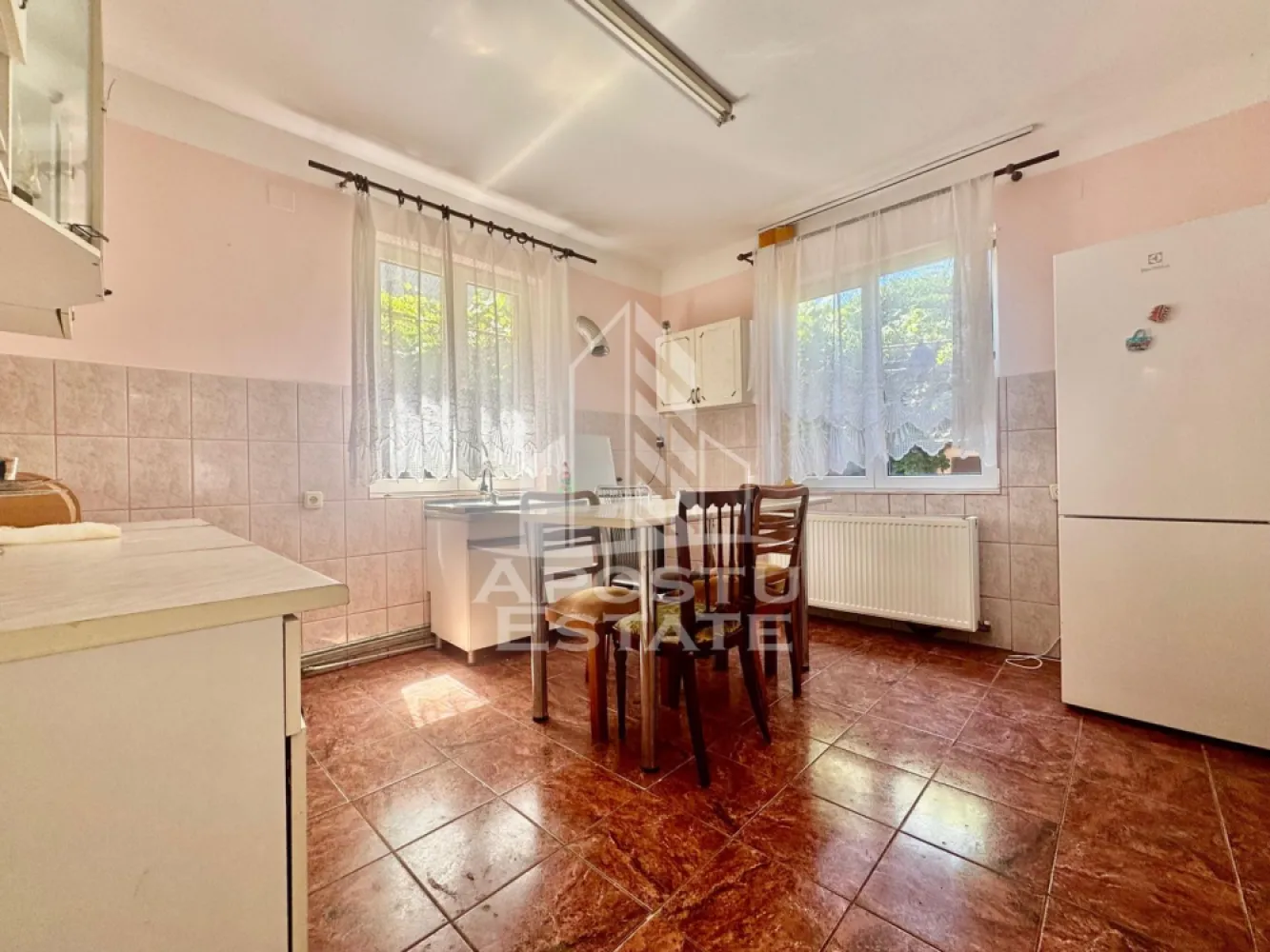 Casa de vaznzare 4 camere, 115 mp utili, Gradiste - Apostu Estate vă oferă spre vânzare o proprietate spațioasă situată în cartierul Grădiște, într-o zonă liniștită și ușor accesibilă, ideală pentru o familie numeroasă sau pentru două generații.
Casa principală este bine compartimentată și dispune de 3 camere luminoase, o bucătărie generoasă, o baie și o cămară practică pentru depozitare. Imobilul beneficiază și de pivniță, oferind spațiu suplimentar pentru depozitare.
Pe proprietate se află două anexe care sporesc funcționalitatea și confortul locuinței. Prima anexă este amenajată ca un spațiu de locuit separat și cuprinde un dormitor, o bucătărie și o baie, fiind ideală pentru membri ai familiei, oaspeți sau pentru utilizare independentă. Cea de-a doua anexă este amplasată lângă garaj și poate fi folosită ca spațiu de depozitare, atelier sau pentru diverse activități gospodărești.
Garajul oferă protecție pentru autoturism și spațiu suplimentar pentru unelte și echipamente. Grădina generoasă completează proprietatea, fiind locul perfect pentru relaxare, grădinărit sau amenajarea unui spațiu de joacă pentru copii.
Casa este bine întreținută și poate fi locuită imediat. Camerele sunt spațioase și beneficiază de lumină naturală pe tot parcursul zilei, creând o atmosferă plăcută și primitoare.
Zona este apreciată pentru liniște și pentru accesul rapid către magazine, școli, mijloace de transport și alte puncte de interes.
Această proprietate reprezintă alegerea ideală pentru cei care își doresc confort, spațiu, intimitate și multiple posibilități de utilizare.
Pentru mai multe informații sau pentru programarea unei vizionări, vă invităm să ne contactați.

ID CP3118779