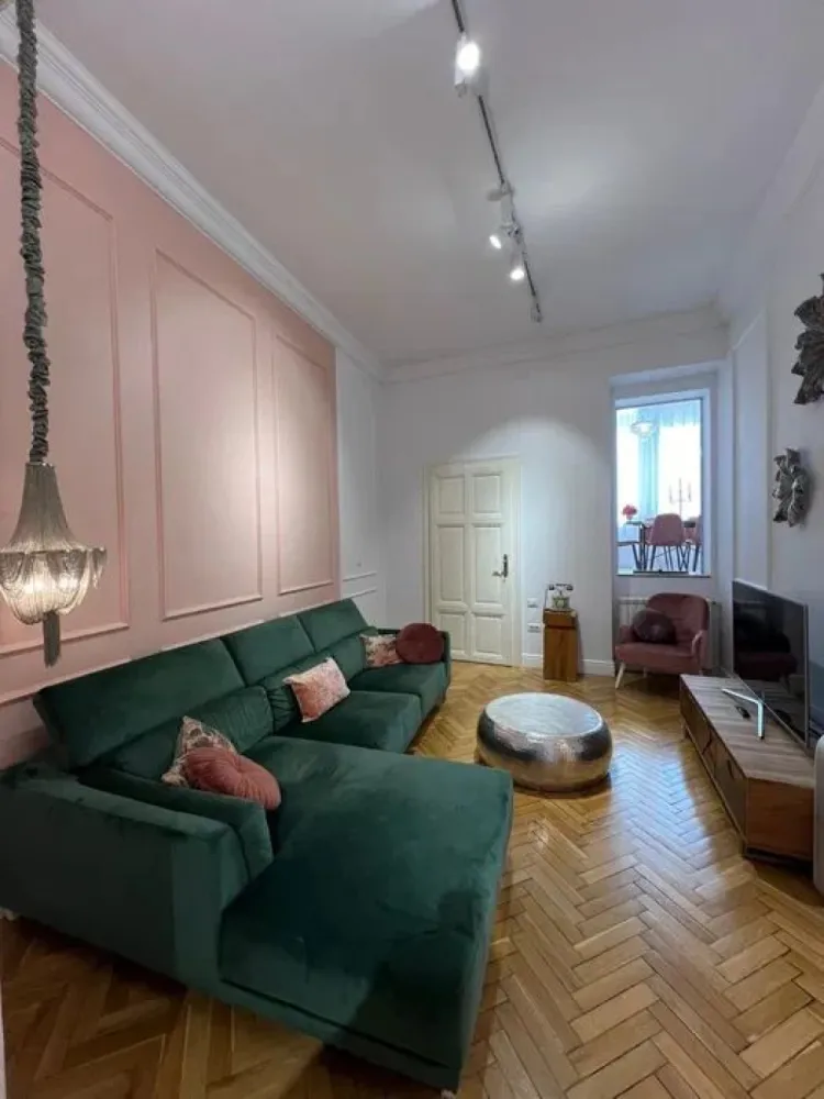 Apartament de lux în inima Oradiei – locație premium lângă Gojdu - APARTAMENT PREMIUM ÎN CENTRUL ISTORIC AL ORADIEI – LÂNGĂ LICEUL GOJDU

Vă prezentăm un apartament elegant și rafinat, situat într-o clădire complet restaurată din Centrul Istoric al Oradiei, la doar câteva minute de Piața Unirii, pietonala Alecsandri, Primărie și Facultatea de Medicină.

Amenajat cu ajutorul unui designer de interior, apartamentul impresionează prin stilul neoclasic, finisajele premium și atmosfera caldă oferită de mobilierul din lemn masiv și detaliile atent alese.

Cu o suprafață utilă de 101 mp, proprietatea este compartimentată armonios în 4 camere spațioase și luminoase, bucătărie, zonă de dining, baie, dressing și hol generos.

Situat la parter, apartamentul beneficiază de acces privat direct din curte, separat de ceilalți locatari. Clădirea este complet renovată (fațadă și acoperiș), iar accesul se realizează prin poartă automată cu telecomandă și interfon.

Dotări și finisaje premium:
• șemineu spectaculos din piatră onix
• mobilier și uși din lemn masiv
• parchet din lemn masiv recondiționat
• electrocasnice de ultimă generație
• ferestre duble din lemn restaurat
• rolete exterioare din aluminiu
• sistem propriu de supraveghere video
• roletă de siguranță montată în spatele ușii de acces
• aparat de apă Kangen

O proprietate exclusivistă, ideală atât pentru locuință premium în centrul orașului, cât și pentru investiție.

Pret : 249.900 euro 

Separat, se poate achiziționa un pachet complementar compus din:
• garaj pentru două mașini – 52 mp, cu poartă electrică
• boxă la demisol – 12 mp
• boxă în curte – 5 mp

Preț pachet: 30.000 €

Contact: Sorin Gligor
Tel: 0731.290.032