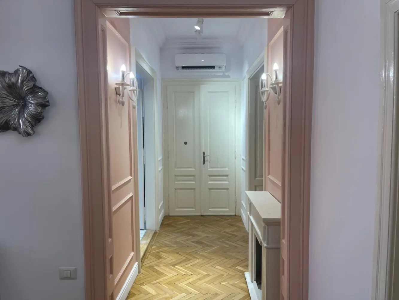 Apartament de lux în inima Oradiei – locație premium lângă Gojdu - APARTAMENT PREMIUM ÎN CENTRUL ISTORIC AL ORADIEI – LÂNGĂ LICEUL GOJDU

Vă prezentăm un apartament elegant și rafinat, situat într-o clădire complet restaurată din Centrul Istoric al Oradiei, la doar câteva minute de Piața Unirii, pietonala Alecsandri, Primărie și Facultatea de Medicină.

Amenajat cu ajutorul unui designer de interior, apartamentul impresionează prin stilul neoclasic, finisajele premium și atmosfera caldă oferită de mobilierul din lemn masiv și detaliile atent alese.

Cu o suprafață utilă de 101 mp, proprietatea este compartimentată armonios în 4 camere spațioase și luminoase, bucătărie, zonă de dining, baie, dressing și hol generos.

Situat la parter, apartamentul beneficiază de acces privat direct din curte, separat de ceilalți locatari. Clădirea este complet renovată (fațadă și acoperiș), iar accesul se realizează prin poartă automată cu telecomandă și interfon.

Dotări și finisaje premium:
• șemineu spectaculos din piatră onix
• mobilier și uși din lemn masiv
• parchet din lemn masiv recondiționat
• electrocasnice de ultimă generație
• ferestre duble din lemn restaurat
• rolete exterioare din aluminiu
• sistem propriu de supraveghere video
• roletă de siguranță montată în spatele ușii de acces
• aparat de apă Kangen

O proprietate exclusivistă, ideală atât pentru locuință premium în centrul orașului, cât și pentru investiție.

Pret : 249.900 euro 

Separat, se poate achiziționa un pachet complementar compus din:
• garaj pentru două mașini – 52 mp, cu poartă electrică
• boxă la demisol – 12 mp
• boxă în curte – 5 mp

Preț pachet: 30.000 €

Contact: Sorin Gligor
Tel: 0731.290.032