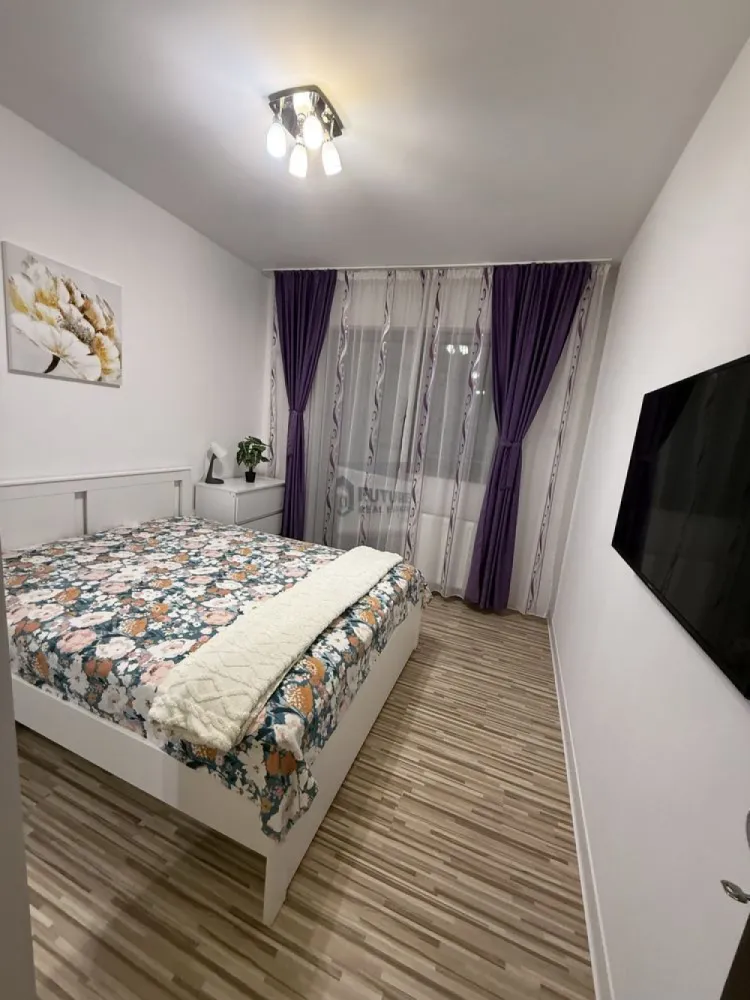 Prima Închiriere: 2 Camere Moderne @ Brown Residence (Metalurgiei) - Cauți un spațiu nou, în care să fii primul locatar? Îți propunem spre închiriere un apartament decomandat, proaspăt amenajat, situat la etajul 1 într-un bloc cochet din complexul Brown Residence. Apartamentul oferă un mix perfect între liniște, confort modern și accesibilitate urbană. ✅ De ce să alegi acest apartament? Totul Nou: Fiind la prima închiriere, te vei bucura de finisaje impecabile și dotări nefolosite. Complet Mobilat & Utilat: Dotat cu tot ce ai nevoie pentru un stil de viață modern (mașină de spălat rufe, cuptor electric, plită cu inducție, frigider, AC). Eficiență: Centrală termică proprie în condensare (consum redus) și contracte individuale pentru utilități deja active. Loc de Parcare: Opțional, ai locul tău asigurat chiar lângă bloc (50 Euro/lună). 🌳 Locație & Facilități: Relaxare: La doar câțiva pași de Parcul Tudor Arghezi – ideal pentru alergarea de dimineață sau plimbări relaxante. Shopping la îndemână: Ești în inima zonei comerciale: Metro, Auchan, Jumbo, Lidl, Kaufland și Grand Arena sunt toate în proximitate. Conectivitate: 3 minute până la stația STB și aproximativ 15 minute pietonal până la Metrou Apărătorii Patriei. 📋 Detalii Contractuale: Configurație: Dormitor primitor, living luminos cu bucătărie open-space, baie și hol. Condiții: Se solicită plata unei luni de chirie + o lună garanție. Reguli: Din dorința de a menține spațiul impecabil, nu se acceptă animale de companie. 📍 Locație: Complex Brown Residence, Metalurgiei. 🏢 Etaj: 1/5 (bloc cu lift). ✨ Ești gata să te muți? Apartamentul este disponibil imediat și se poate viziona cu o programare prealabilă. 📞 Contactează-mă la pentru a stabili o vizionare!