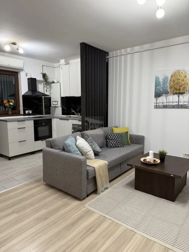 Prima Închiriere: 2 Camere Moderne @ Brown Residence (Metalurgiei) - Cauți un spațiu nou, în care să fii primul locatar? Îți propunem spre închiriere un apartament decomandat, proaspăt amenajat, situat la etajul 1 într-un bloc cochet din complexul Brown Residence. Apartamentul oferă un mix perfect între liniște, confort modern și accesibilitate urbană. ✅ De ce să alegi acest apartament? Totul Nou: Fiind la prima închiriere, te vei bucura de finisaje impecabile și dotări nefolosite. Complet Mobilat & Utilat: Dotat cu tot ce ai nevoie pentru un stil de viață modern (mașină de spălat rufe, cuptor electric, plită cu inducție, frigider, AC). Eficiență: Centrală termică proprie în condensare (consum redus) și contracte individuale pentru utilități deja active. Loc de Parcare: Opțional, ai locul tău asigurat chiar lângă bloc (50 Euro/lună). 🌳 Locație & Facilități: Relaxare: La doar câțiva pași de Parcul Tudor Arghezi – ideal pentru alergarea de dimineață sau plimbări relaxante. Shopping la îndemână: Ești în inima zonei comerciale: Metro, Auchan, Jumbo, Lidl, Kaufland și Grand Arena sunt toate în proximitate. Conectivitate: 3 minute până la stația STB și aproximativ 15 minute pietonal până la Metrou Apărătorii Patriei. 📋 Detalii Contractuale: Configurație: Dormitor primitor, living luminos cu bucătărie open-space, baie și hol. Condiții: Se solicită plata unei luni de chirie + o lună garanție. Reguli: Din dorința de a menține spațiul impecabil, nu se acceptă animale de companie. 📍 Locație: Complex Brown Residence, Metalurgiei. 🏢 Etaj: 1/5 (bloc cu lift). ✨ Ești gata să te muți? Apartamentul este disponibil imediat și se poate viziona cu o programare prealabilă. 📞 Contactează-mă la pentru a stabili o vizionare!