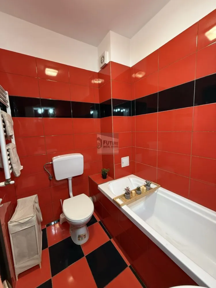 Prima Închiriere: 2 Camere Moderne @ Brown Residence (Metalurgiei) - Cauți un spațiu nou, în care să fii primul locatar? Îți propunem spre închiriere un apartament decomandat, proaspăt amenajat, situat la etajul 1 într-un bloc cochet din complexul Brown Residence. Apartamentul oferă un mix perfect între liniște, confort modern și accesibilitate urbană. ✅ De ce să alegi acest apartament? Totul Nou: Fiind la prima închiriere, te vei bucura de finisaje impecabile și dotări nefolosite. Complet Mobilat & Utilat: Dotat cu tot ce ai nevoie pentru un stil de viață modern (mașină de spălat rufe, cuptor electric, plită cu inducție, frigider, AC). Eficiență: Centrală termică proprie în condensare (consum redus) și contracte individuale pentru utilități deja active. Loc de Parcare: Opțional, ai locul tău asigurat chiar lângă bloc (50 Euro/lună). 🌳 Locație & Facilități: Relaxare: La doar câțiva pași de Parcul Tudor Arghezi – ideal pentru alergarea de dimineață sau plimbări relaxante. Shopping la îndemână: Ești în inima zonei comerciale: Metro, Auchan, Jumbo, Lidl, Kaufland și Grand Arena sunt toate în proximitate. Conectivitate: 3 minute până la stația STB și aproximativ 15 minute pietonal până la Metrou Apărătorii Patriei. 📋 Detalii Contractuale: Configurație: Dormitor primitor, living luminos cu bucătărie open-space, baie și hol. Condiții: Se solicită plata unei luni de chirie + o lună garanție. Reguli: Din dorința de a menține spațiul impecabil, nu se acceptă animale de companie. 📍 Locație: Complex Brown Residence, Metalurgiei. 🏢 Etaj: 1/5 (bloc cu lift). ✨ Ești gata să te muți? Apartamentul este disponibil imediat și se poate viziona cu o programare prealabilă. 📞 Contactează-mă la pentru a stabili o vizionare!