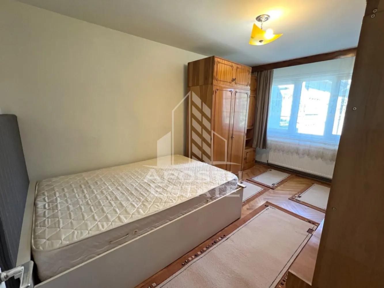 Apartament cu 2 camere de inchiriat, centrala proprie, zona Medicina - Agentia imobiliara APOSTU ESTATE va propune spre inchiriere un apartament cu 2 camere, spatios si luminos, situat in Timisoara, zona Medicina, o zona linistita si bine pozitionata din Timisoara, potrivit pentru studenti, cupluri sau familii care isi doresc o locuinta unde sa se simta confortabil si cu acces facil catre Universitatea de Medicina, statii de autobuz, supermarketuri , magazine de zona, parcuri.

Suprafata utila: 50 mp
Compartimentare eficienta:
-Hol de acces generos
-Bucatarie complet mobilata si utilata
-Living luminos si spatios
-Dormitor mobilat si utilat
-Baie prevazuta cu cada

Confort si facilitati:
-Incalzirea apartamentului: centrala proprie
-Apartamentul este complet mobilat si utilat

Localizare:
-Timis,Timisoara, zona Medicina– acces facil spre Universitatea de Medicina, magazine, supermarketuri, parcuri si mijloace de transport in comun.

Ideal pentru:
-Studenti
-Cupluri
-Familii

Disponibilitate: imediata
Pret chirie lunara: 320 euro ( usor negociabil)
Programeaza o vizionare pentru a-ti putea imagina viitorul aici!
ID intern: CP3116349
