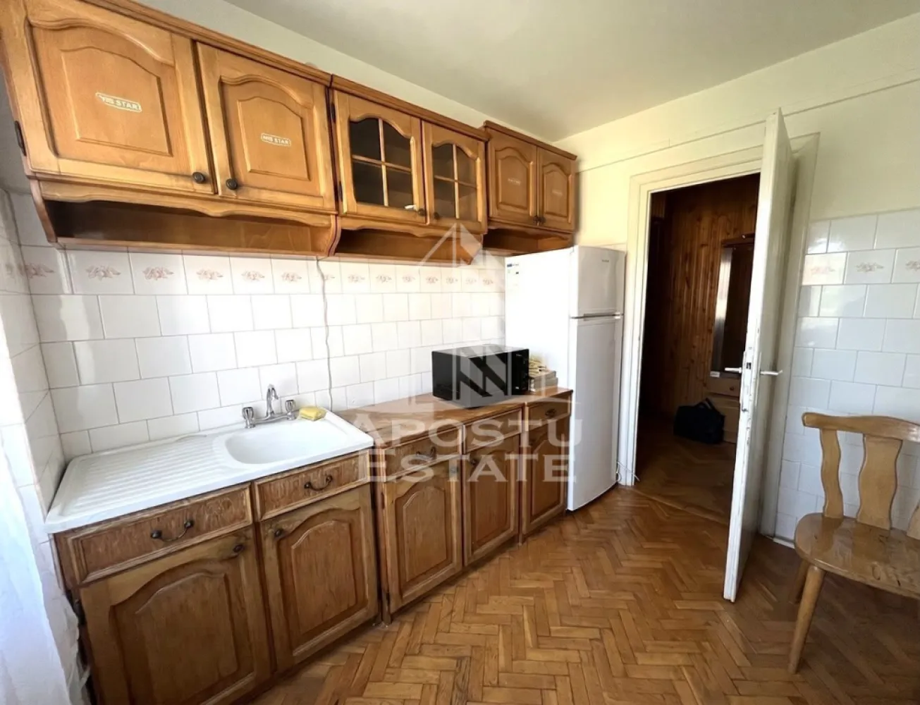 Apartament cu 2 camere de inchiriat, centrala proprie, zona Medicina - Agentia imobiliara APOSTU ESTATE va propune spre inchiriere un apartament cu 2 camere, spatios si luminos, situat in Timisoara, zona Medicina, o zona linistita si bine pozitionata din Timisoara, potrivit pentru studenti, cupluri sau familii care isi doresc o locuinta unde sa se simta confortabil si cu acces facil catre Universitatea de Medicina, statii de autobuz, supermarketuri , magazine de zona, parcuri.

Suprafata utila: 50 mp
Compartimentare eficienta:
-Hol de acces generos
-Bucatarie complet mobilata si utilata
-Living luminos si spatios
-Dormitor mobilat si utilat
-Baie prevazuta cu cada

Confort si facilitati:
-Incalzirea apartamentului: centrala proprie
-Apartamentul este complet mobilat si utilat

Localizare:
-Timis,Timisoara, zona Medicina– acces facil spre Universitatea de Medicina, magazine, supermarketuri, parcuri si mijloace de transport in comun.

Ideal pentru:
-Studenti
-Cupluri
-Familii

Disponibilitate: imediata
Pret chirie lunara: 320 euro ( usor negociabil)
Programeaza o vizionare pentru a-ti putea imagina viitorul aici!
ID intern: CP3116349