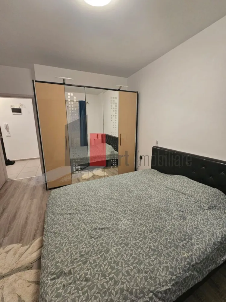 Apartament cu doua camere-Aparatorii Patriei-Metalurgiei-centrala+loc parcare - Apartament cu doua camere de inchiriat, in complexul rezidential The Grand Kristal Residence City Metalurgiei. In apropiere exista parcul Tudor Arghezi, terenuri de fotbal, baschet si handbal, hipermarketuri, Grand Arena, etc. Etaj 3 din 7 cu doua lifturi mari, cu bucatarie inchisa, balcon deschis. Bloc construit in 2021. Prima inchiriere dupa zugravire. Loc parcare inclus (se achita extra). Masina de spalat automata Samsung, Masina de spalat vase Whirlpool, aer conditionat Beko, etc. Intretinerea vine in jur de 150 lei pe luna. Curentul este la Hidroelectrica, deci e cel mai mic pret de pe piata. In complex exista magazine, farmacii, salon infrumusetare, etc. Disponibil de azi. Se face contract la ANAF. Se fac 15 minute de mers pe jos pana la statia de metrou Dimitrie Leonida.