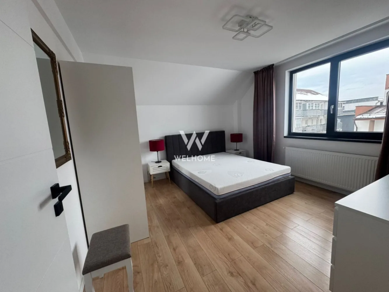 Apartament NOU gata de mutat, Arhitectilor, Sibiu - Va prezentam un apartament de 3 camere si 2 bai, situat in cartierul Arhitectilor, bloc NOU CU LIFT.

Suprafata utila totala: 75.9mp 
Etaj 3

Compartimentare:
Primul nivel: hol, living cu bucatarie si acces pe balcon 6.2 mp, un dormitor si scara pentru accesul la mansarda
Mansarda: hol, un dormitor/birou si o baie 

Apartamentul este nou, complet mobilat si utilat (conform fotografii), se cumpara DIRECT DE LA DEZVOLTATOR, fara comision la cumparator.

Pret: 135000 euro 
Detalii si vizionari : 0752.088.381 Roxana