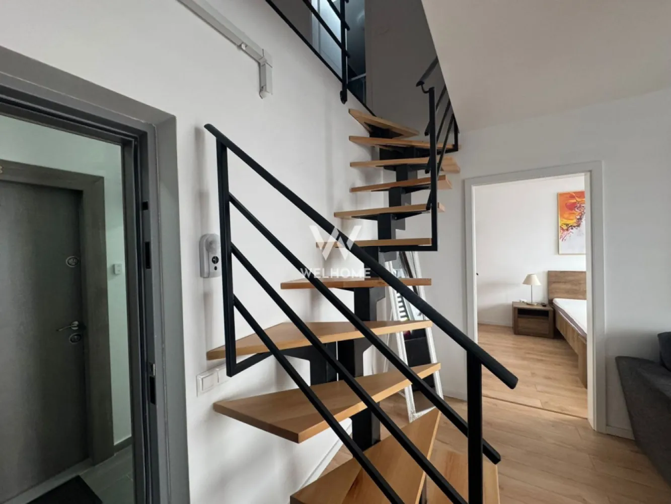 Apartament NOU READY TO MOVE, Arhitectilor, Sibiu - Va prezentam un apartament de 3 camere si 2 bai, situat in cartierul Arhitectilor, bloc NOU CU LIFT.

Suprafata utila totala: 67.5mp 

Compartimentare:
Primul nivel: hol, living cu bucatarie , dormitor, balcon 7.6mp si scara pentru accesul la mansarda
Mansarda: hol, un dormitor/birou si o baie 

Apartamentul este nou, complet mobilat si utilat (conform fotografii), se cumpara DIRECT DE LA DEZVOLTATOR, fara comision la cumparator.

Pret: 125000 euro 
Detalii si vizionari : 0752.088.381 Roxana