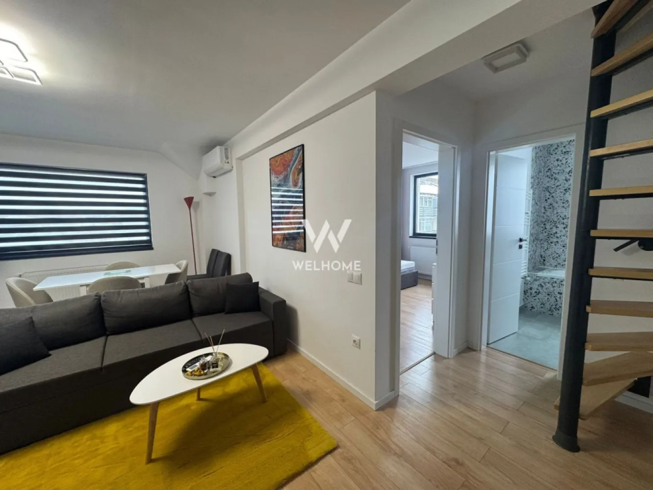 Apartament NOU gata de mutat, Arhitectilor, Sibiu - Va prezentam un apartament de 3 camere si 2 bai, situat in cartierul Arhitectilor, bloc NOU CU LIFT.

Suprafata utila totala: 75.9mp 
Etaj 3

Compartimentare:
Primul nivel: hol, living cu bucatarie si acces pe balcon 6.2 mp, un dormitor si scara pentru accesul la mansarda
Mansarda: hol, un dormitor/birou si o baie 

Apartamentul este nou, complet mobilat si utilat (conform fotografii), se cumpara DIRECT DE LA DEZVOLTATOR, fara comision la cumparator.

Pret: 135000 euro 
Detalii si vizionari : 0752.088.381 Roxana