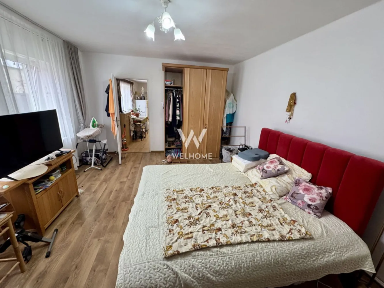 Casa individuala in Arpasu de Sus, teren mare, partial renovata - Casă individuală de vânzare în Arpașu de Sus – priveliște superbă spre munți, curte mare și acces facil către Sibiu și Transfăgărășan

Agentia Imobiliară Welhome oferă spre vânzare o casă individuală, intabulată, situată în localitatea Arpașu de Sus, într-o zonă liniștită, cu aer curat și o priveliște spectaculoasă către munți.

Proprietatea este ideală atât pentru locuit permanent, cât și ca locuință de vacanță, datorită poziționării excelente și accesului rapid către Sibiu și zona Transfăgărășanului.

Avantaje:
priveliște deosebită spre munți
teren generos de 868 mp
acces auto în curte
zonă liniștită și aer curat
pivniță mare și pod
frigider și mașină de spălat incluse
posibilitate de extindere sau amenajare suplimentară
șură solidă, cu placă de beton turnată
acces facil către Sibiu și Transfăgărășan

Casa are o suprafață utilă de aproximativ 70 mp și este amplasată pe un teren de 868 mp, beneficiind de o curte mare și bine organizată.

În plus, proprietatea dispune de o șură spațioasă, unde a fost deja turnată placă de beton și amenajată parțial o bucătărie de vară, momentan nefinalizată – un spațiu ideal pentru extindere, amenajare de zonă de relaxare sau atelier.

Compartimentare:
2 camere
2 băi complet renovate
bucătărie
cămară
pivniță mare și curată
pod
Dotări și îmbunătățiri:
geamuri termopan
sistem de aer condiționat
centrală pe gaz
sobe funcționale
două băi noi

Casa a fost parțial renovată de actualul proprietar și oferă multiple posibilități de personalizare și amenajare după propriul gust.

Localizare:
În localitate există magazine și facilități de bază, iar accesul către proprietate se realizează ușor, pe drum accesibil în orice anotimp.
O proprietate potrivită pentru cei care își doresc liniște, natură și o priveliște superbă către munți.