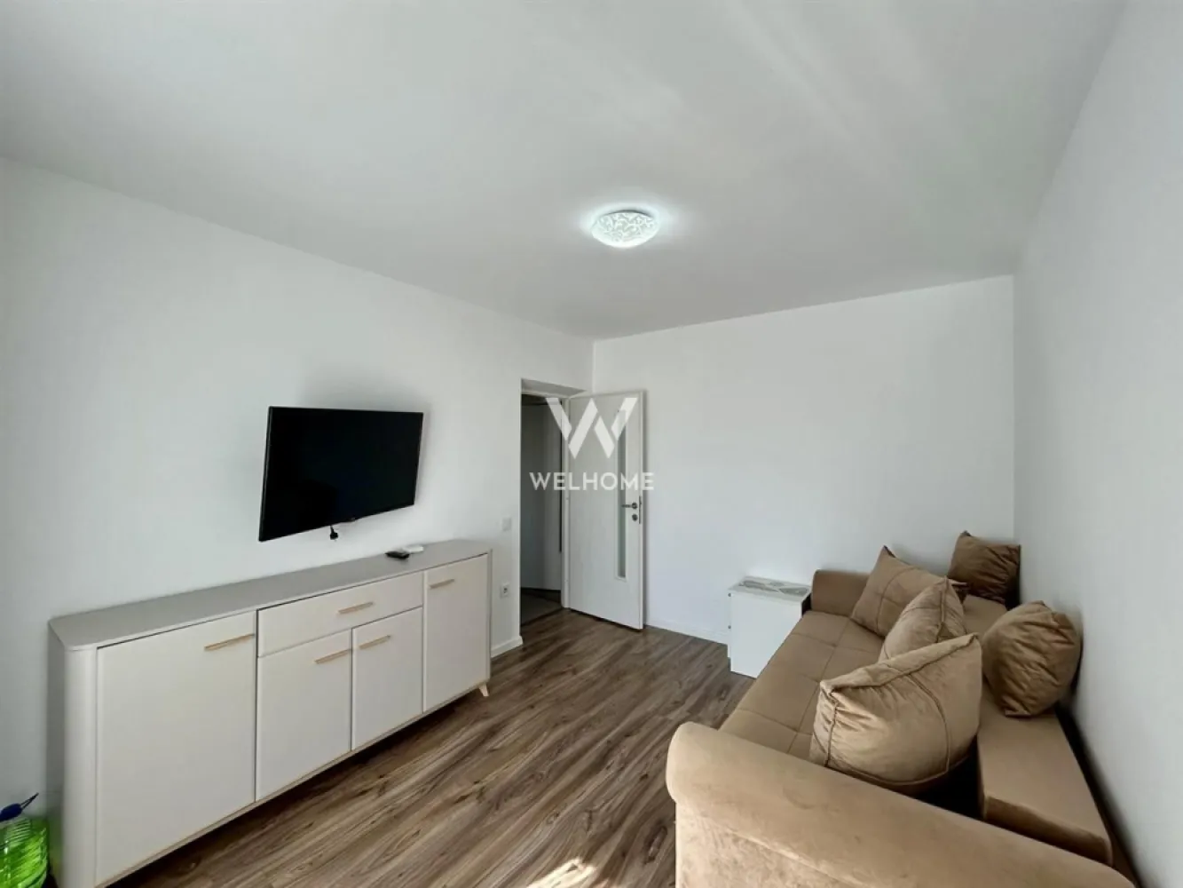 Apartament 2 camere, decomandat, 2 locuri de parcare - C. Arhitectilor - Agentia Imobiliara Welhome vă propune spre vânzare un apartament cu 2 camere, decomandat, situat în Cartierul Arhitecților din Sibiu, într-o zonă rezidențială modernă, aflată în continuă dezvoltare.

Apartamentul este amplasat la parterul unui imobil cu 3 etaje și dispune de o suprafață utilă de 48 mp, la care se adaugă balconul. În preț sunt incluse 2 locuri de parcare.

Compartimentare:
• Hol de acces
• Living luminos
• Dormitor
• Bucătărie separată
• Baie cu geam 
• Balcon

Avantaje:
• Apartament decomandat
• Complet mobilat și utilat
• Încălzire în pardoseală
• Bucătărie separată
• Baie cu geam
• Finisaje moderne
• Spații bine compartimentate și luminoase
• 2 locuri de parcare incluse
• Liber de sarcini
• Intabulat
• Ideal pentru locuit sau investiție

Localizare: Cartierul Arhitecților, Sibiu